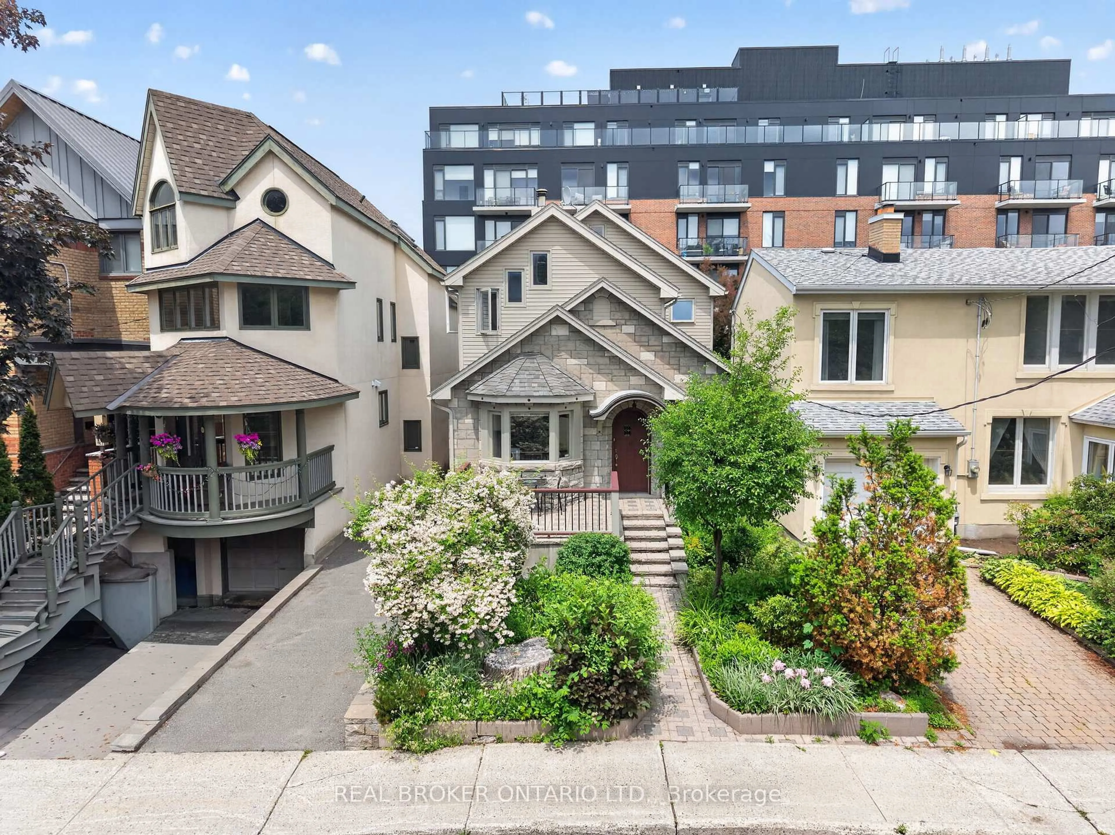A pic from outside/outdoor area/front of a property/back of a property/a pic from drone, street for 9 Graham Ave, Ottawa Ontario K1S 0B6