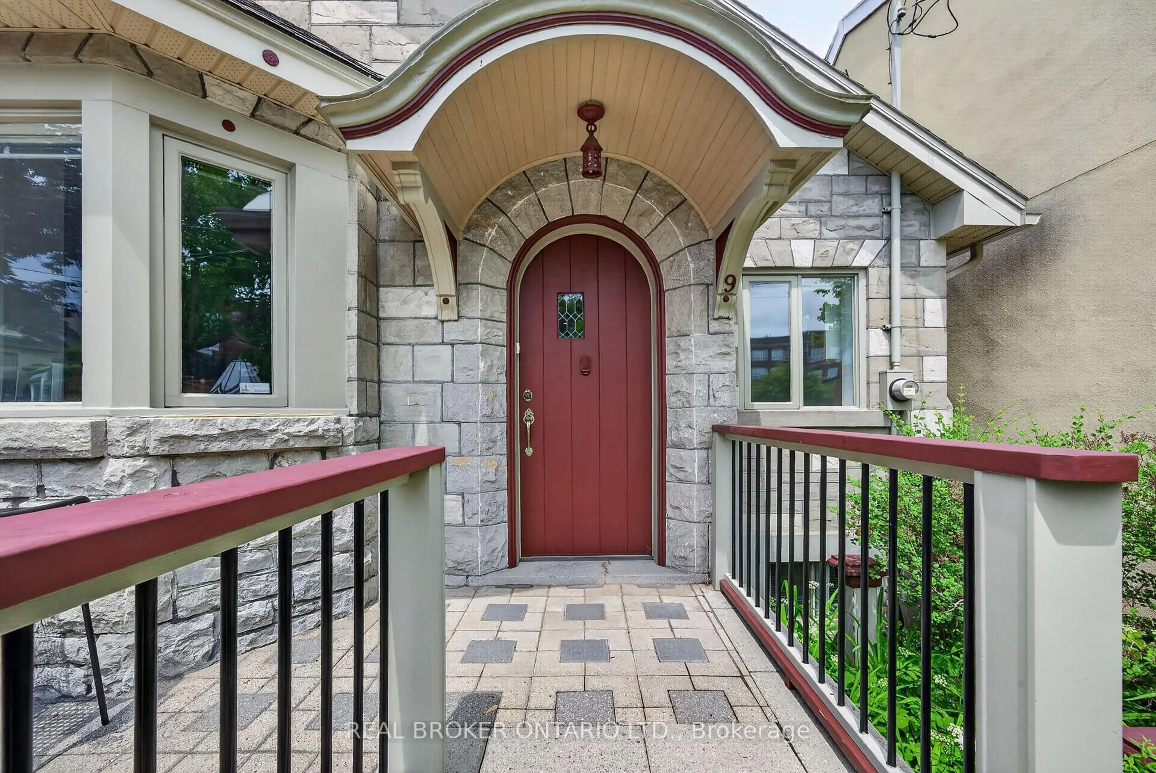 Indoor entryway for 9 Graham Ave, Ottawa Ontario K1S 0B6