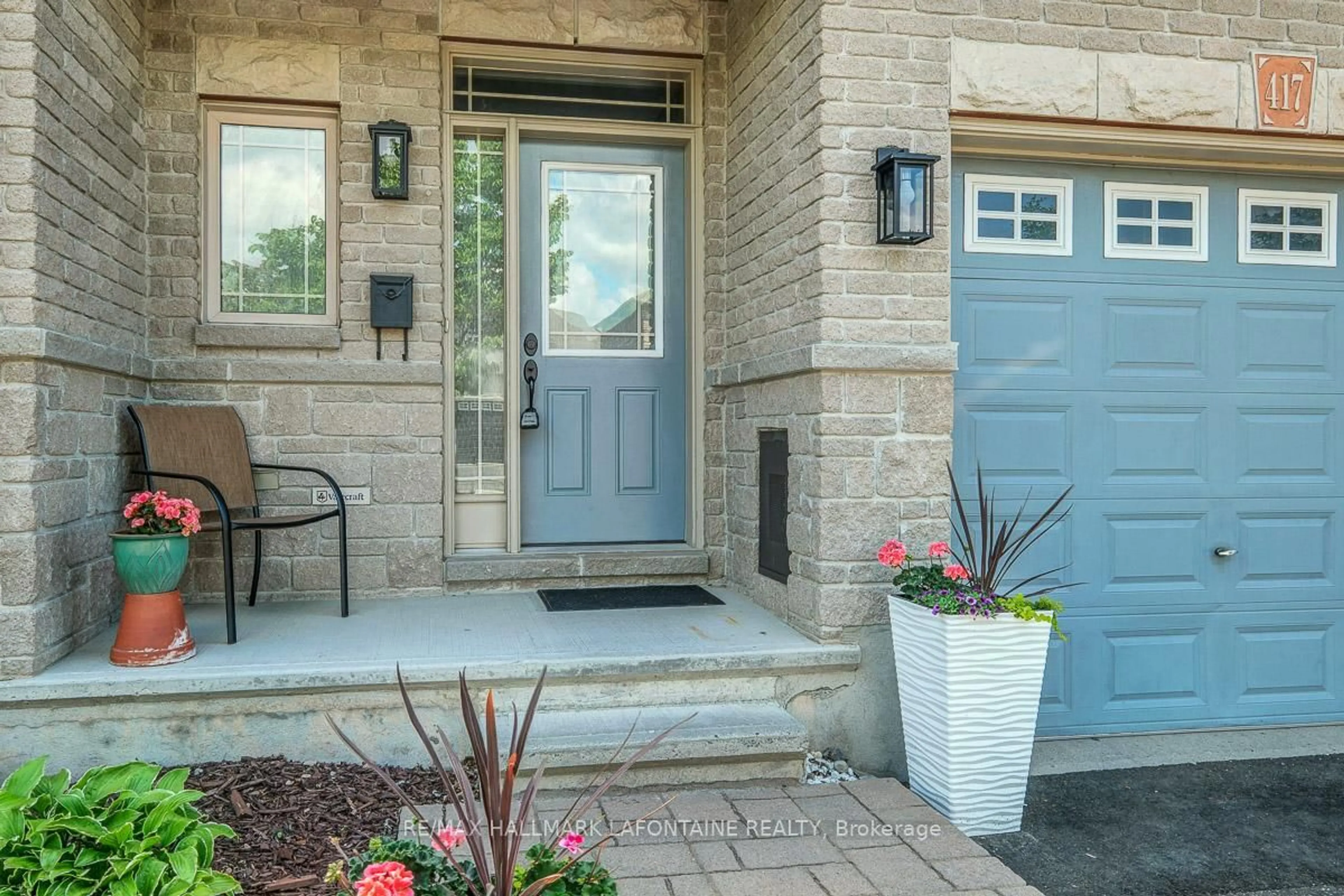 Indoor entryway for 417 June Crt, Ottawa Ontario K1W 0E3