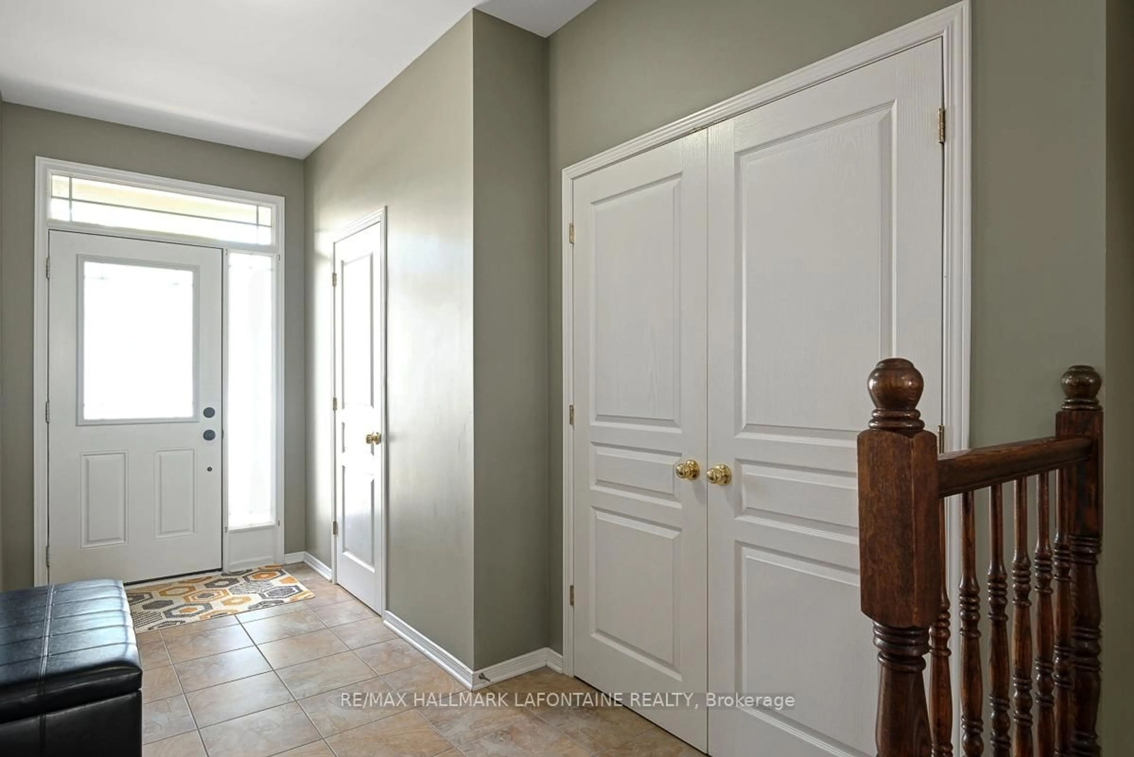 Indoor entryway for 417 June Crt, Ottawa Ontario K1W 0E3