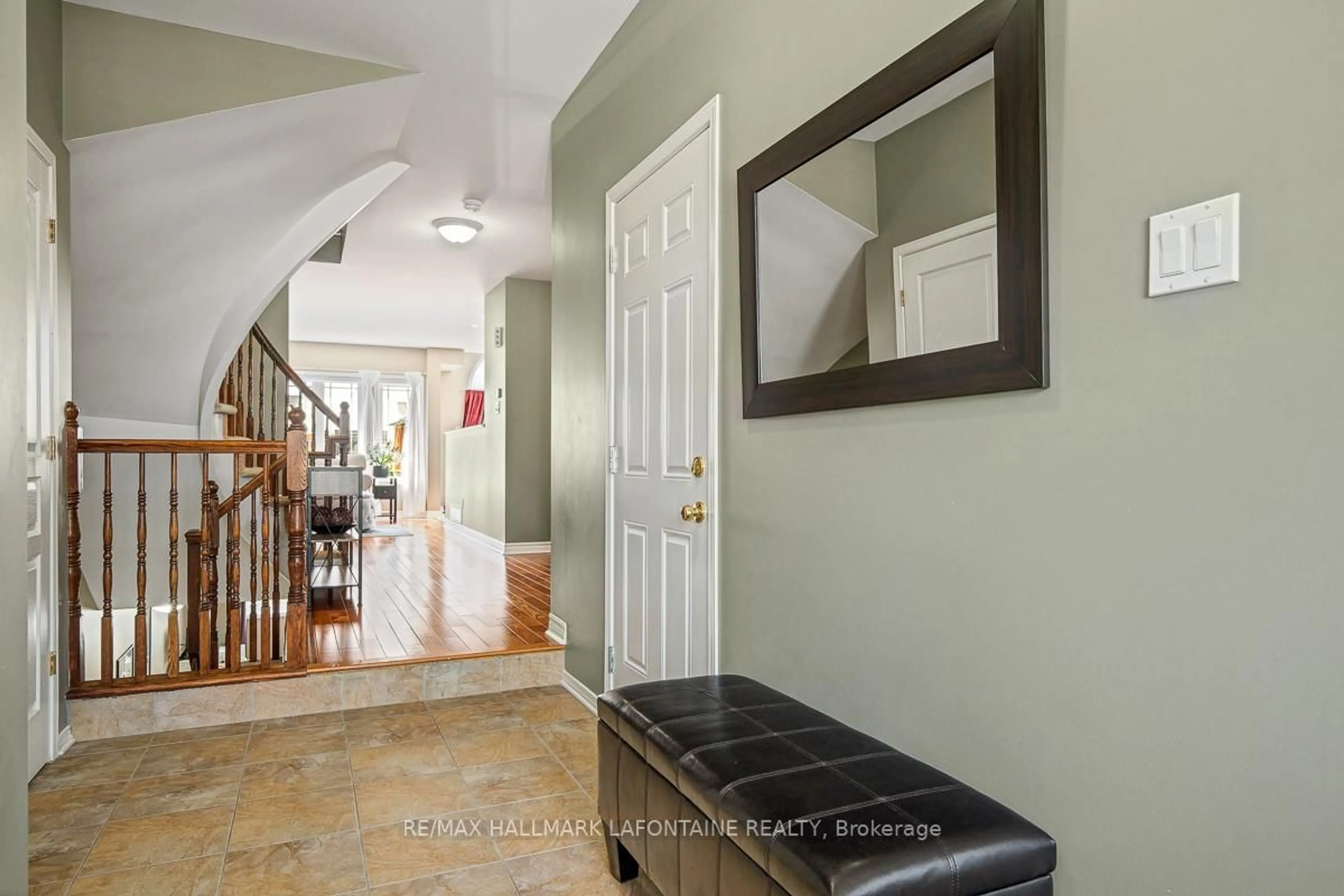 Indoor entryway for 417 June Crt, Ottawa Ontario K1W 0E3