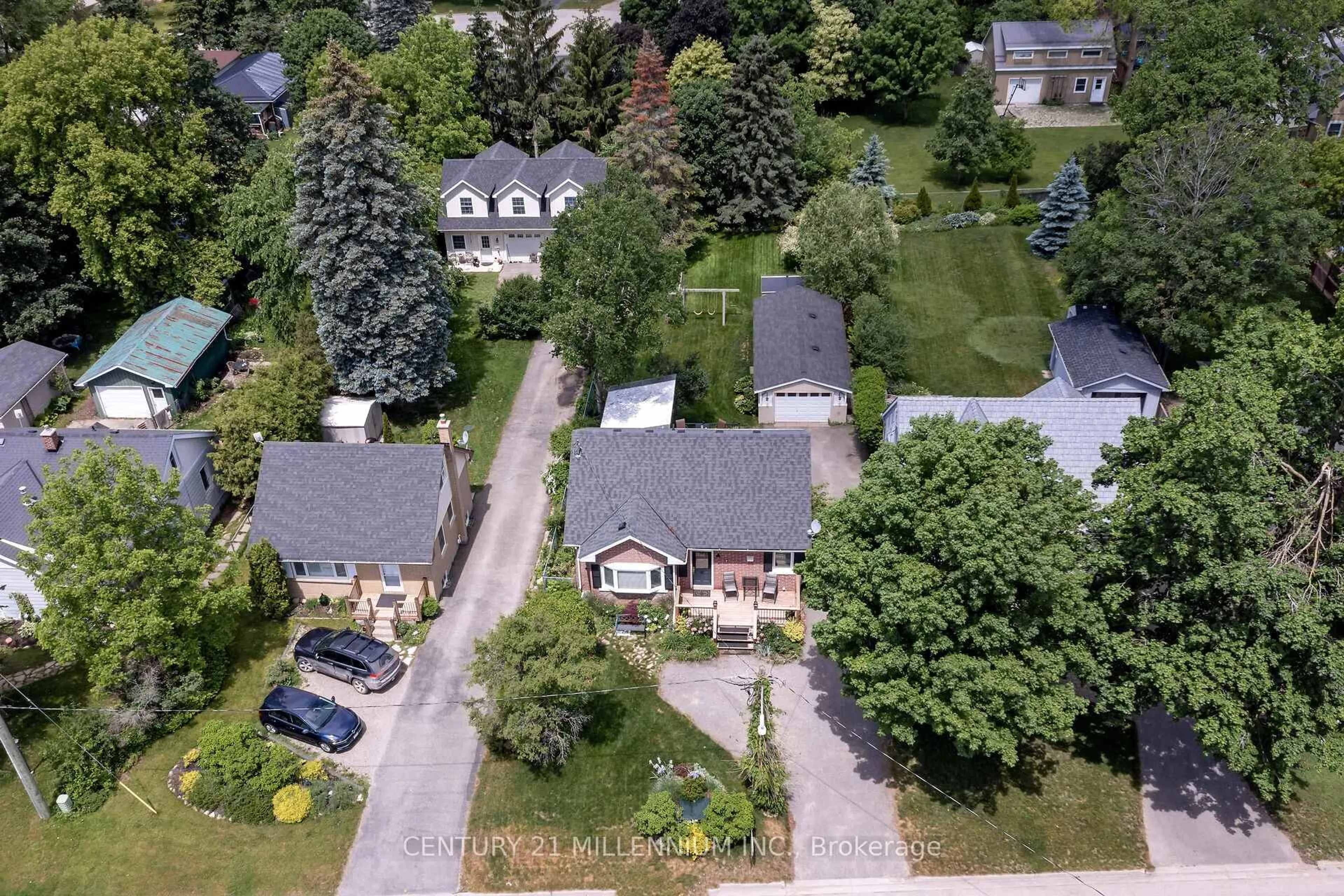 A pic from outside/outdoor area/front of a property/back of a property/a pic from drone, street for 7 Dundas St, Erin Ontario N0B 1T0