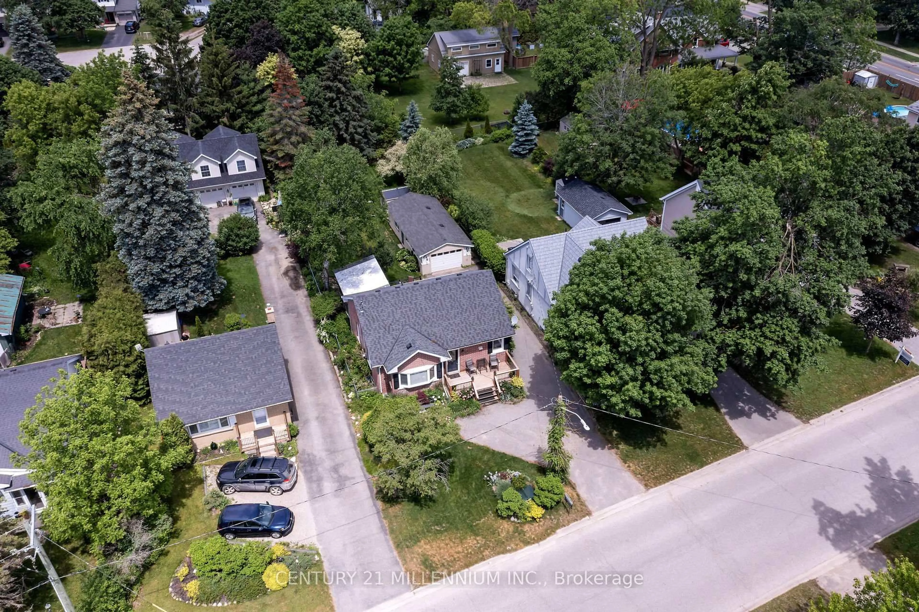 A pic from outside/outdoor area/front of a property/back of a property/a pic from drone, street for 7 Dundas St, Erin Ontario N0B 1T0