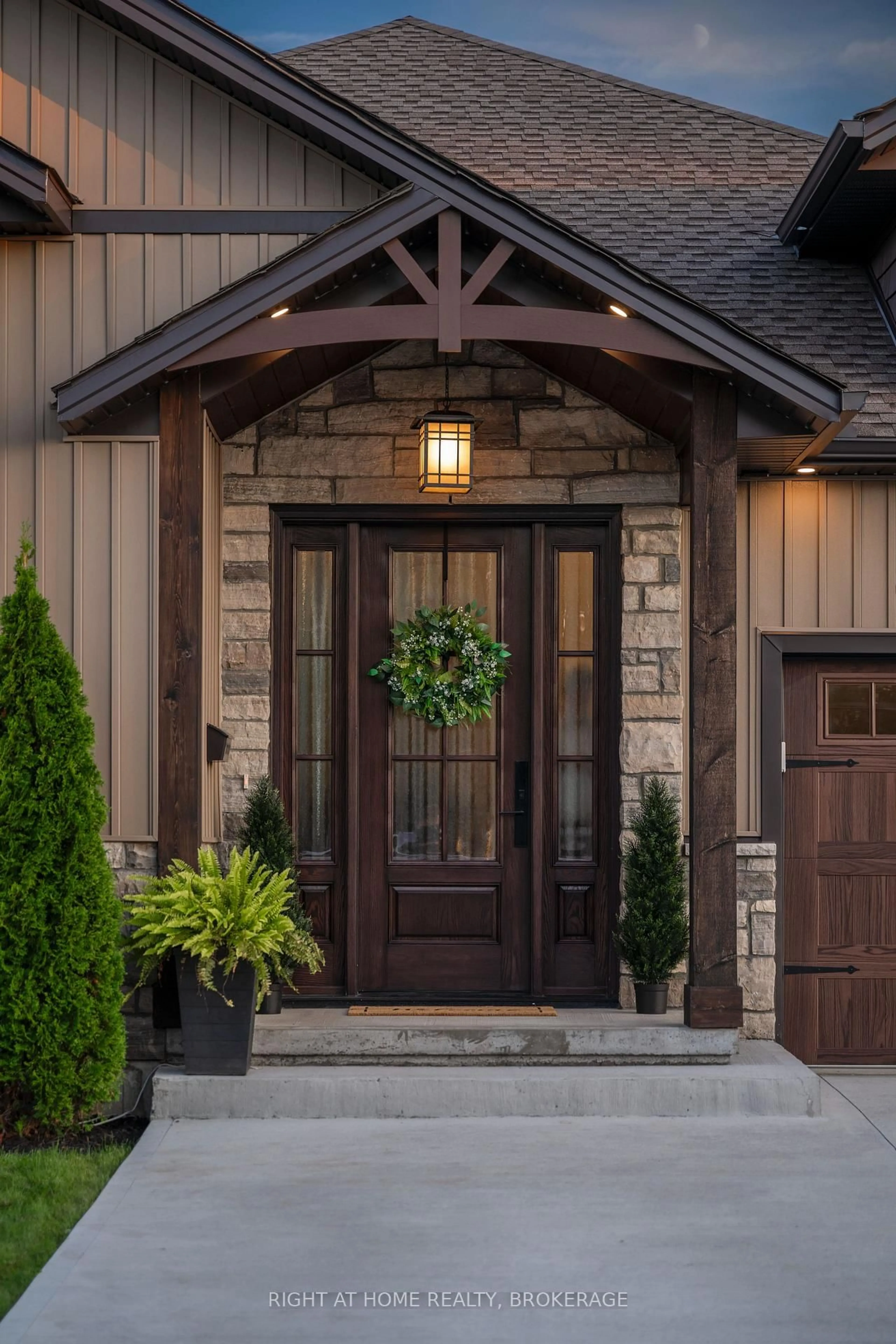 Indoor entryway for 32B Dorothy St, St. Catharines Ontario L2N 4A3