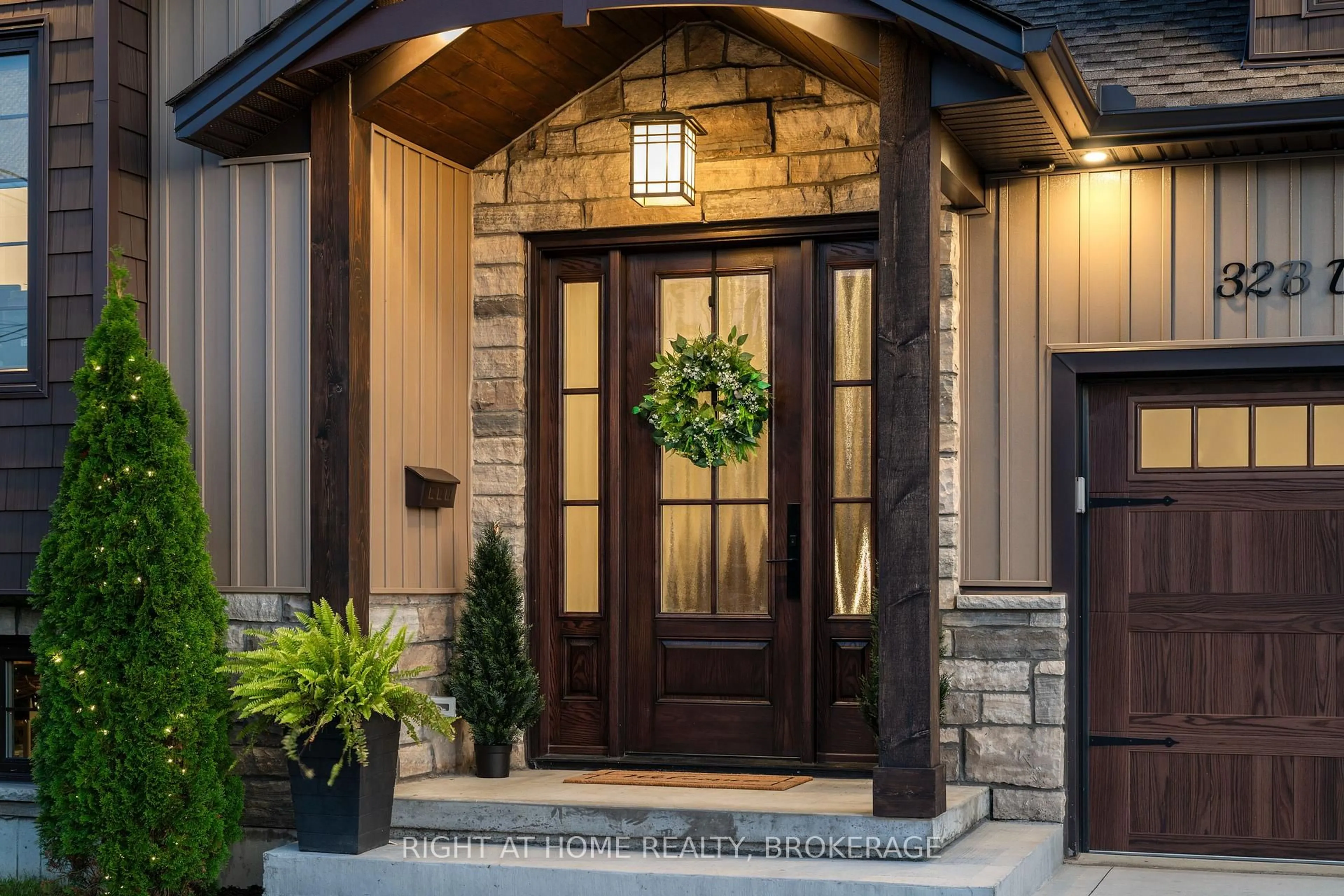 Indoor entryway for 32B Dorothy St, St. Catharines Ontario L2N 4A3