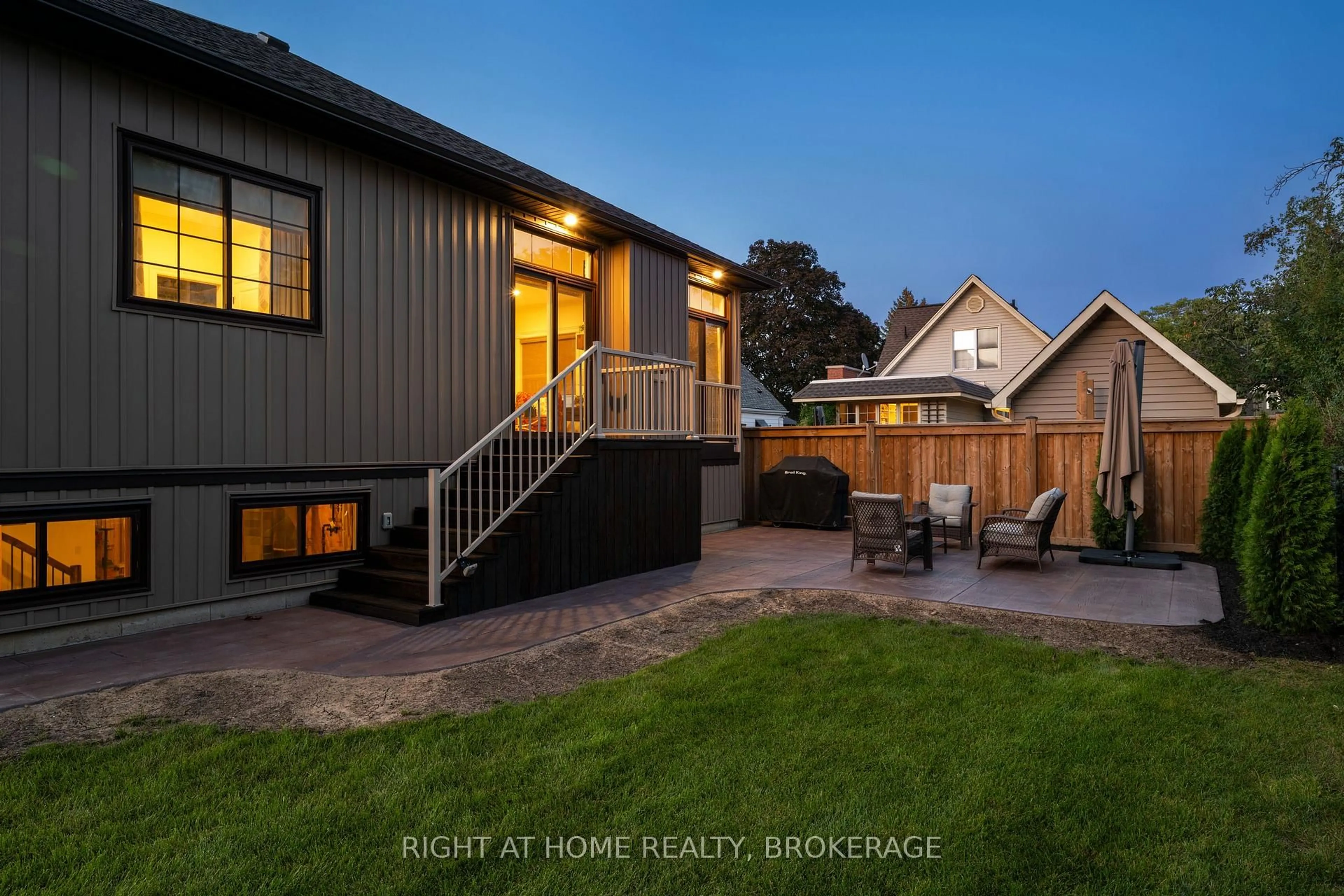 Home with vinyl exterior material, street for 32B Dorothy St, St. Catharines Ontario L2N 4A3