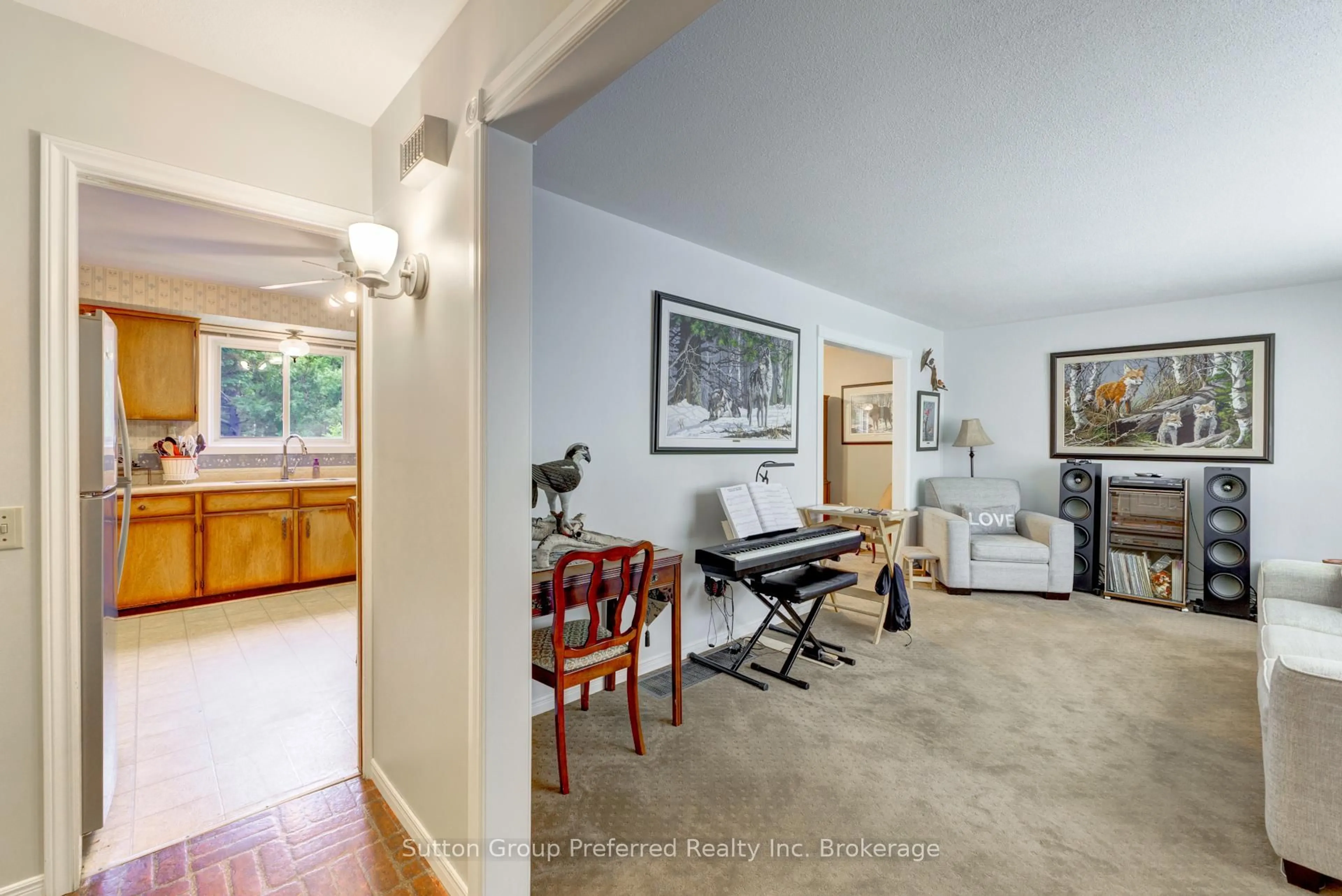 Indoor foyer for 527 Fair St, Woodstock Ontario N4S 5T9