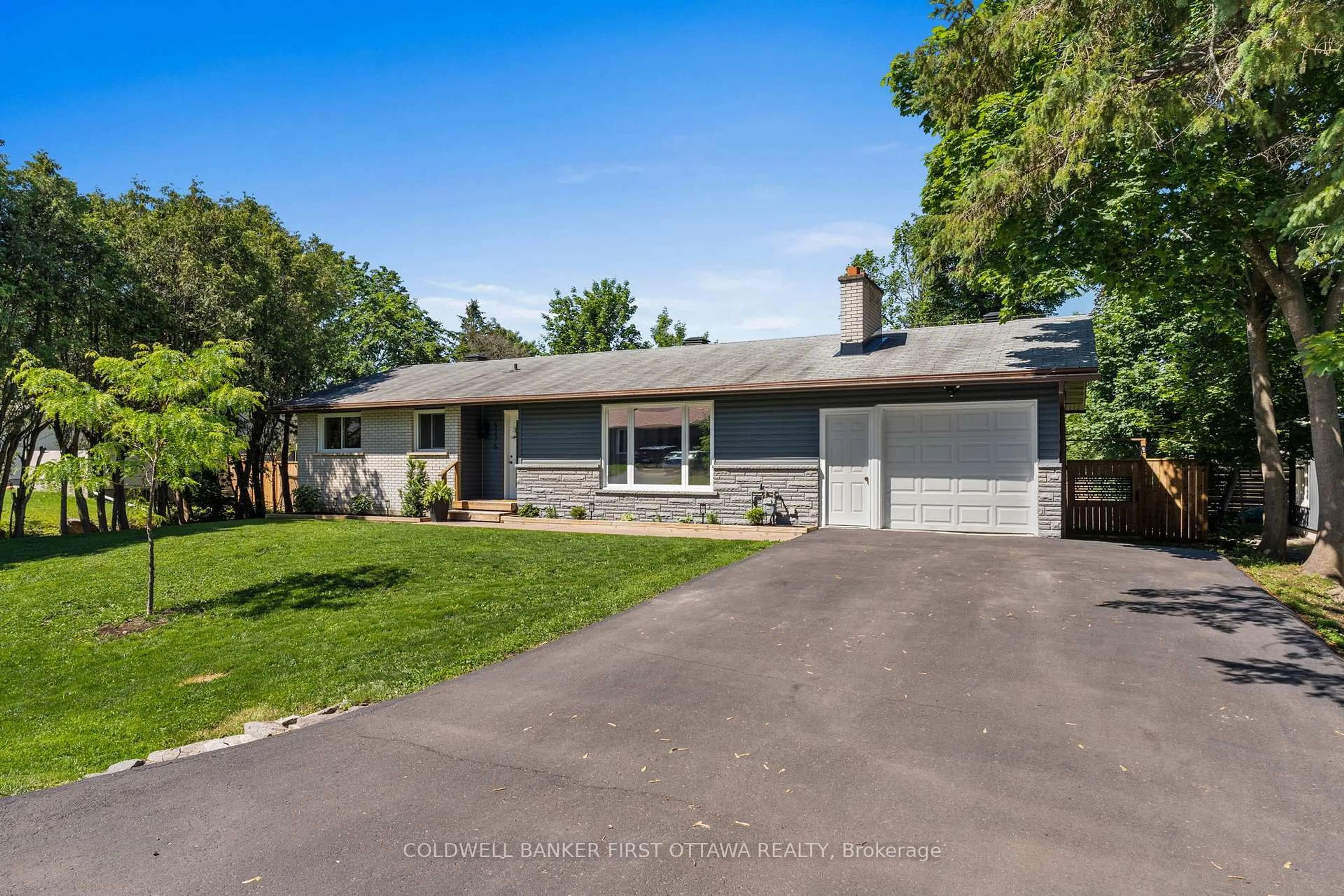 A pic from outside/outdoor area/front of a property/back of a property/a pic from drone, street for 5276 Hillcrest Dr, Ottawa Ontario K4M 1E9