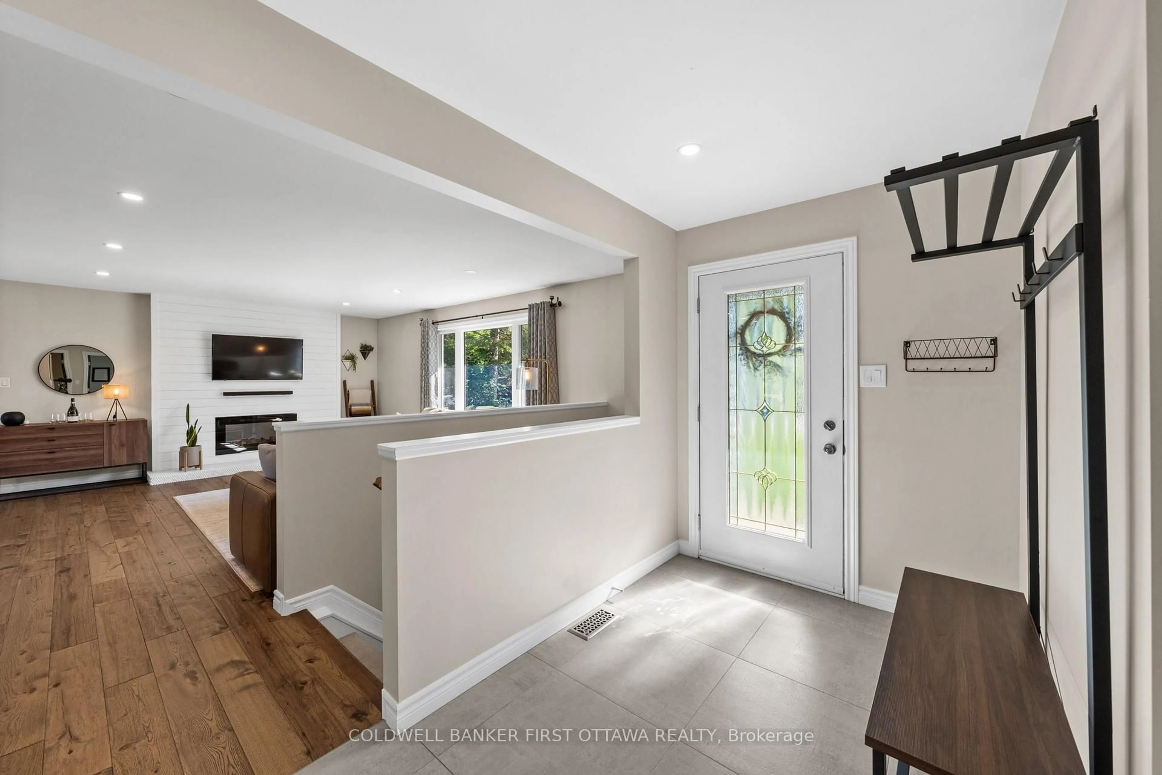 Indoor entryway for 5276 Hillcrest Dr, Ottawa Ontario K4M 1E9
