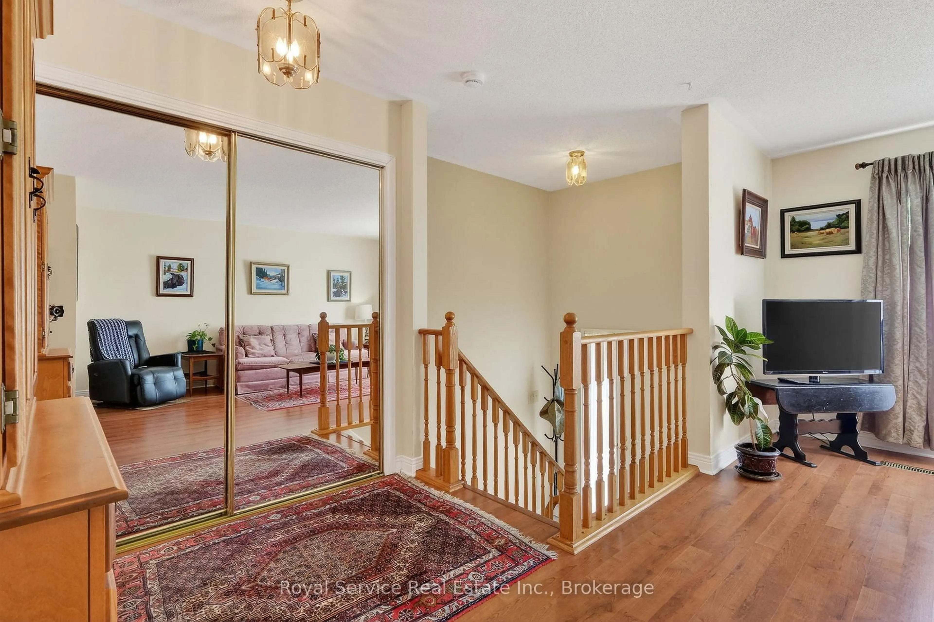 Indoor foyer for 116 James St, Cobourg Ontario K9A 1H3