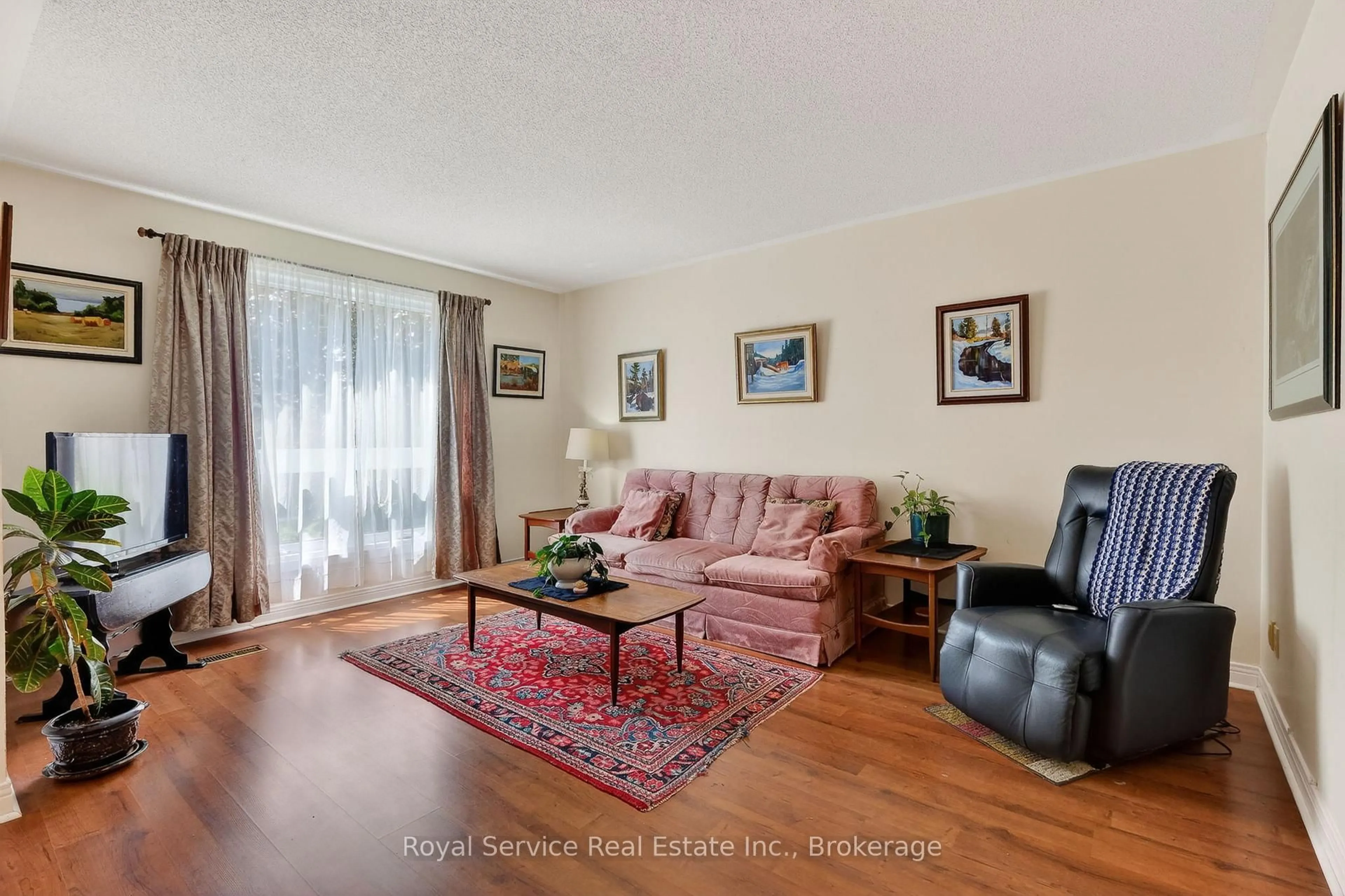 Living room with furniture, wood/laminate floor for 116 James St, Cobourg Ontario K9A 1H3