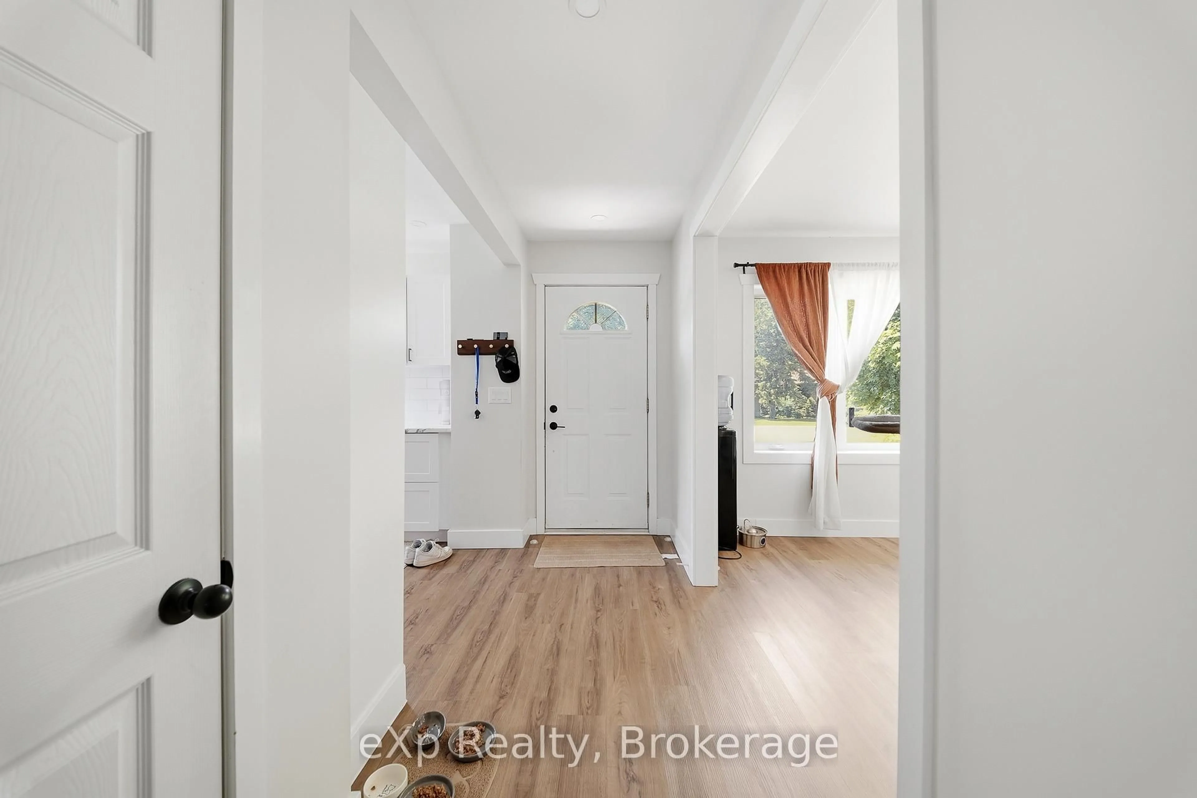 Indoor entryway for 87 Golfdale Rd, Belleville Ontario K8N 4A8