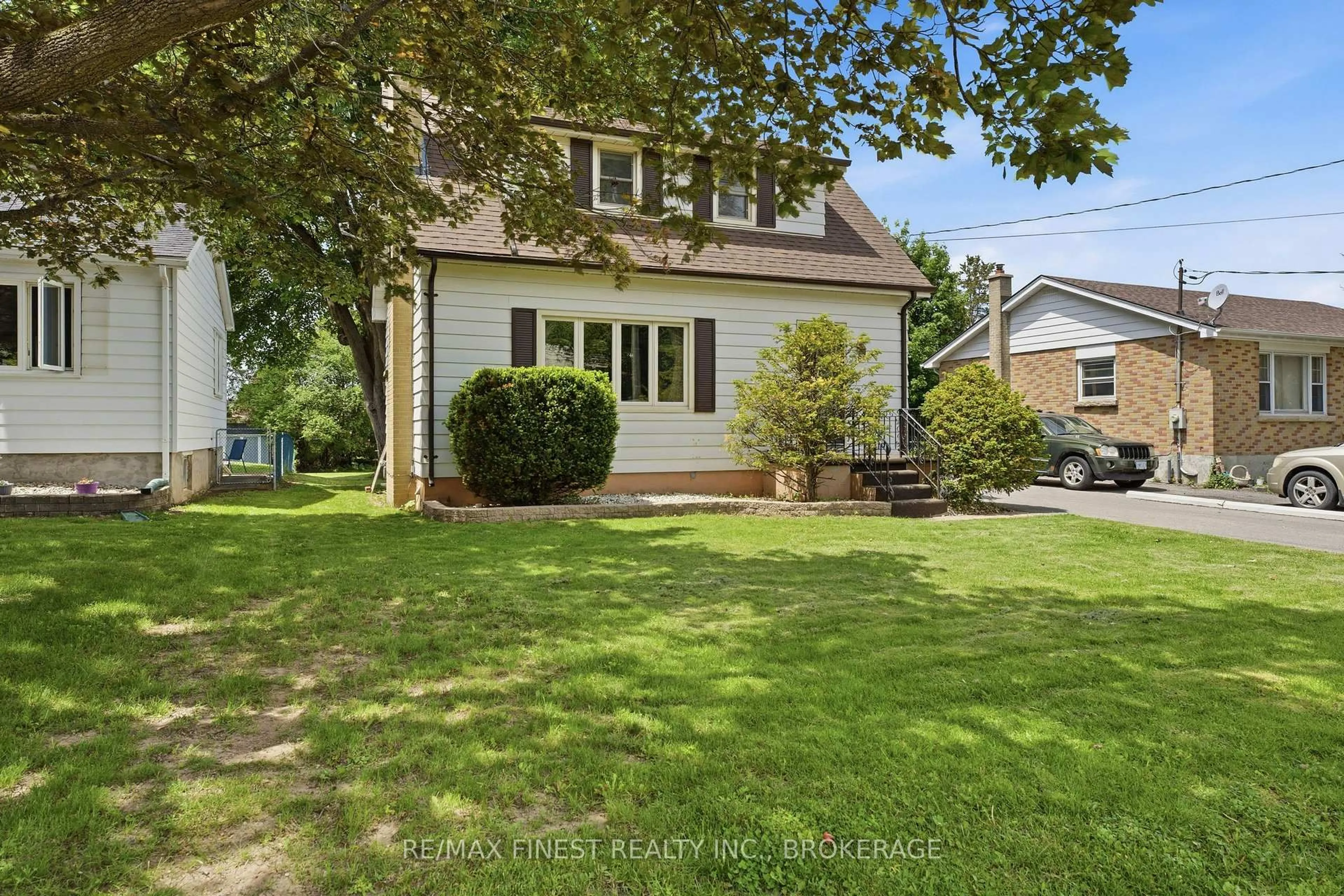 Home with vinyl exterior material, street for 156 Florence St, Kingston Ontario K7M 1Y8