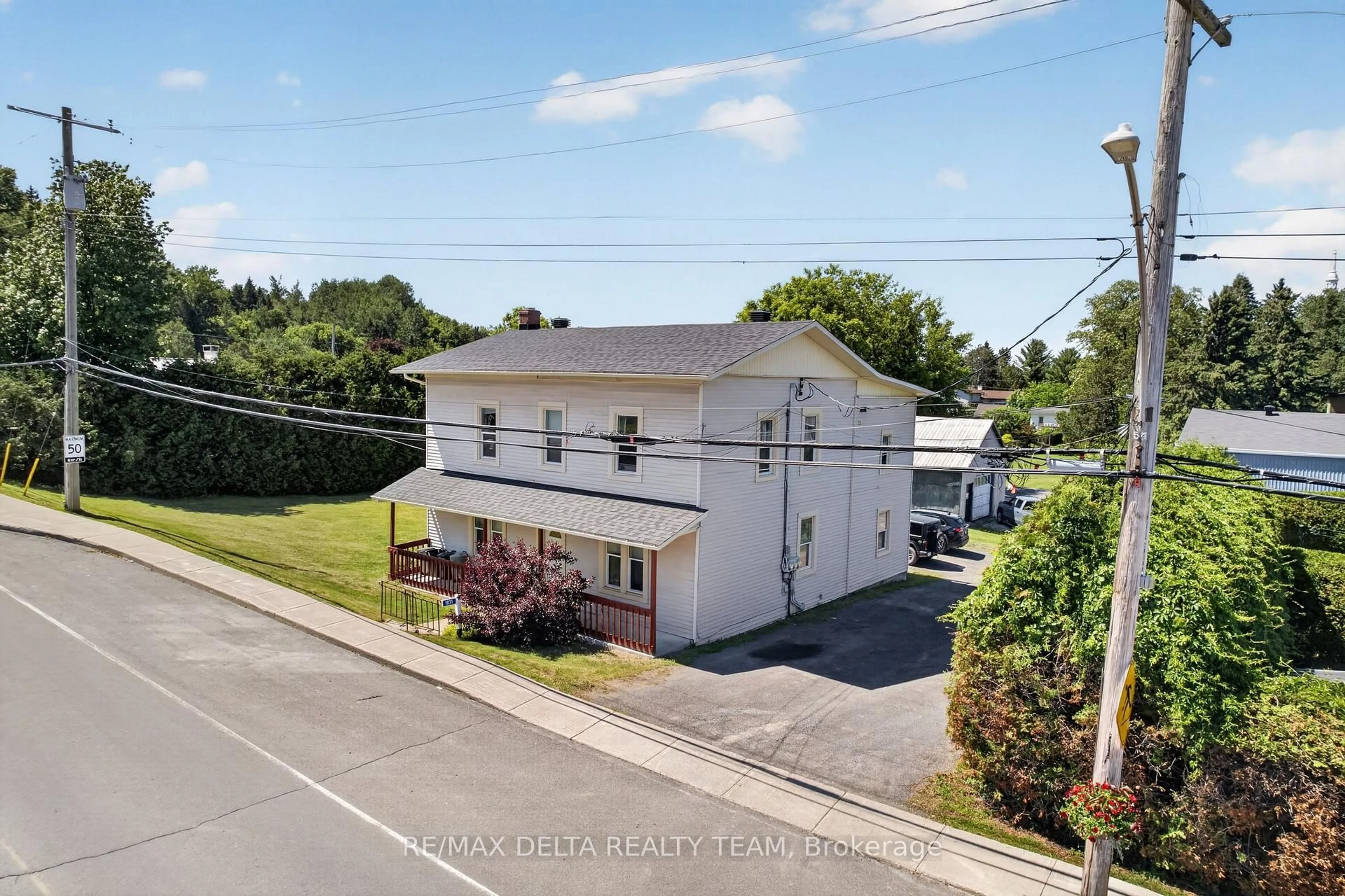 A pic from outside/outdoor area/front of a property/back of a property/a pic from drone, building for 1831 LABONTE St, Clarence-Rockland Ontario K0A 1N0
