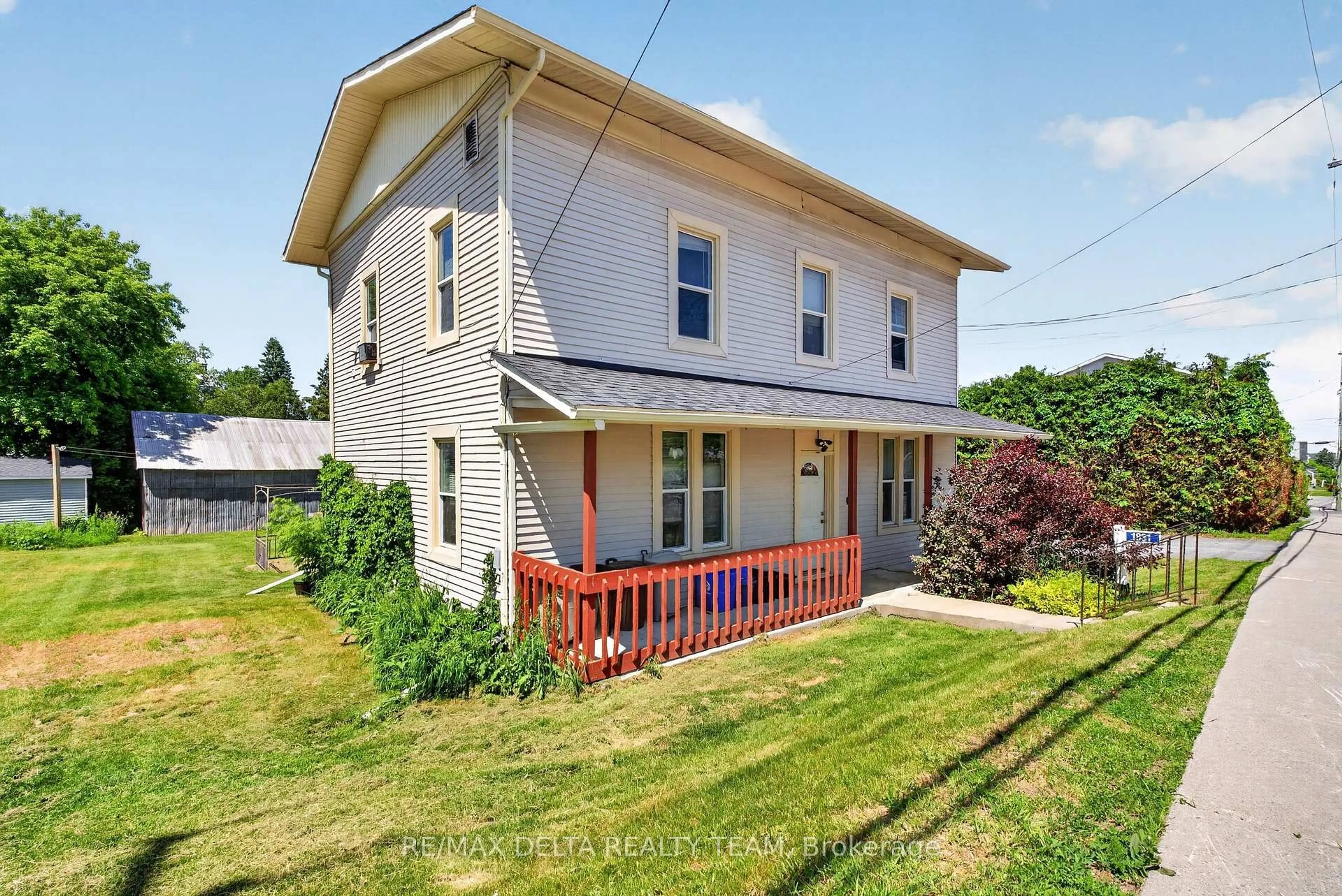A pic from outside/outdoor area/front of a property/back of a property/a pic from drone, building for 1831 LABONTE St, Clarence-Rockland Ontario K0A 1N0