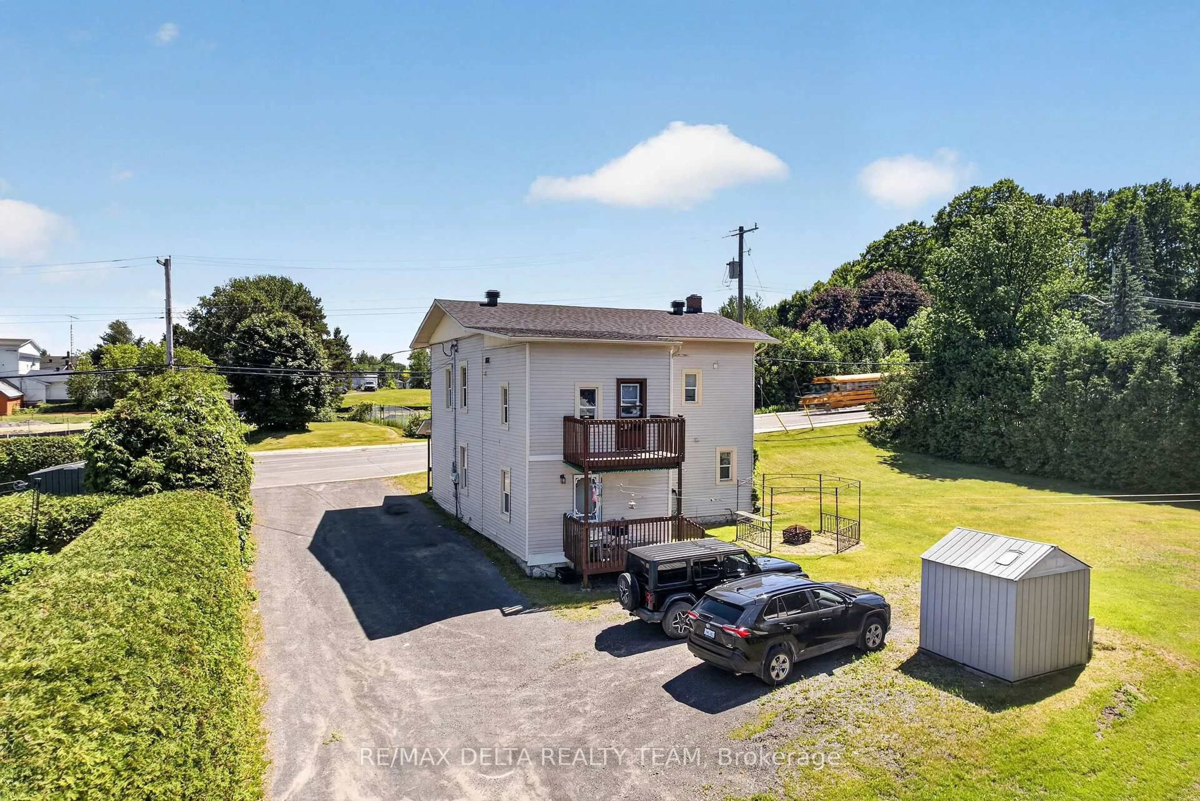 A pic from outside/outdoor area/front of a property/back of a property/a pic from drone, street for 1831 LABONTE St, Clarence-Rockland Ontario K0A 1N0