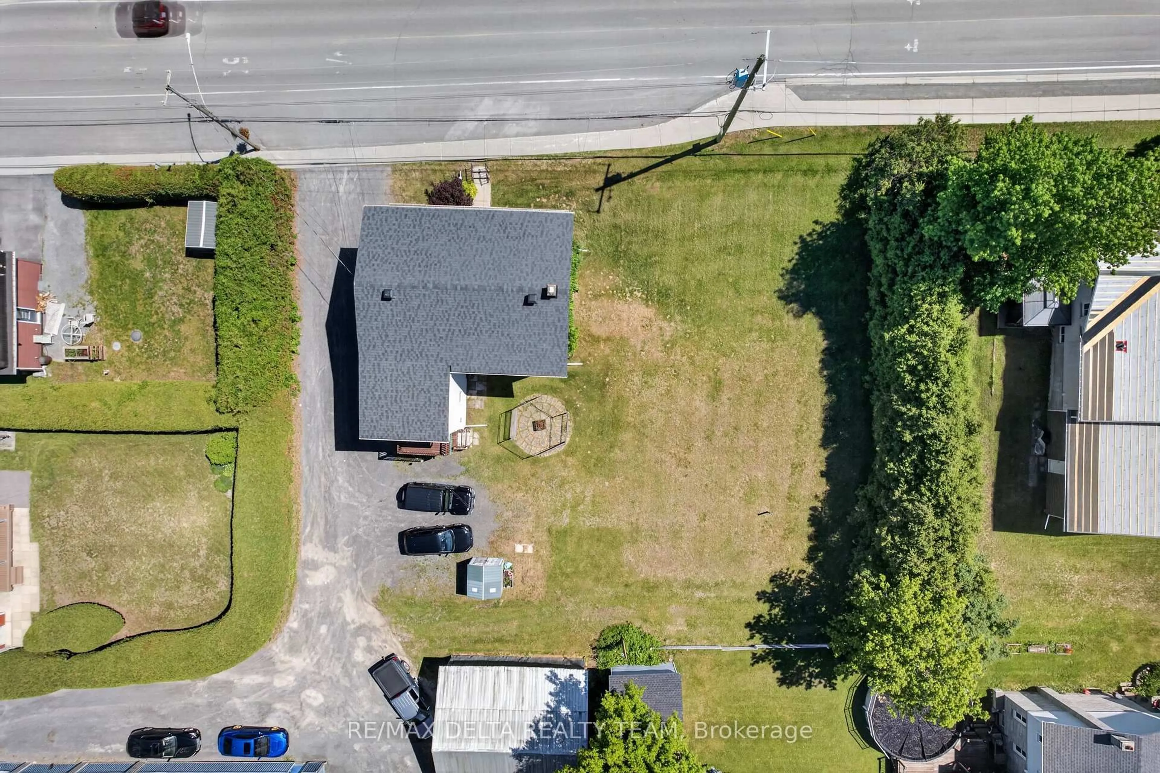 A pic from outside/outdoor area/front of a property/back of a property/a pic from drone, street for 1831 LABONTE St, Clarence-Rockland Ontario K0A 1N0