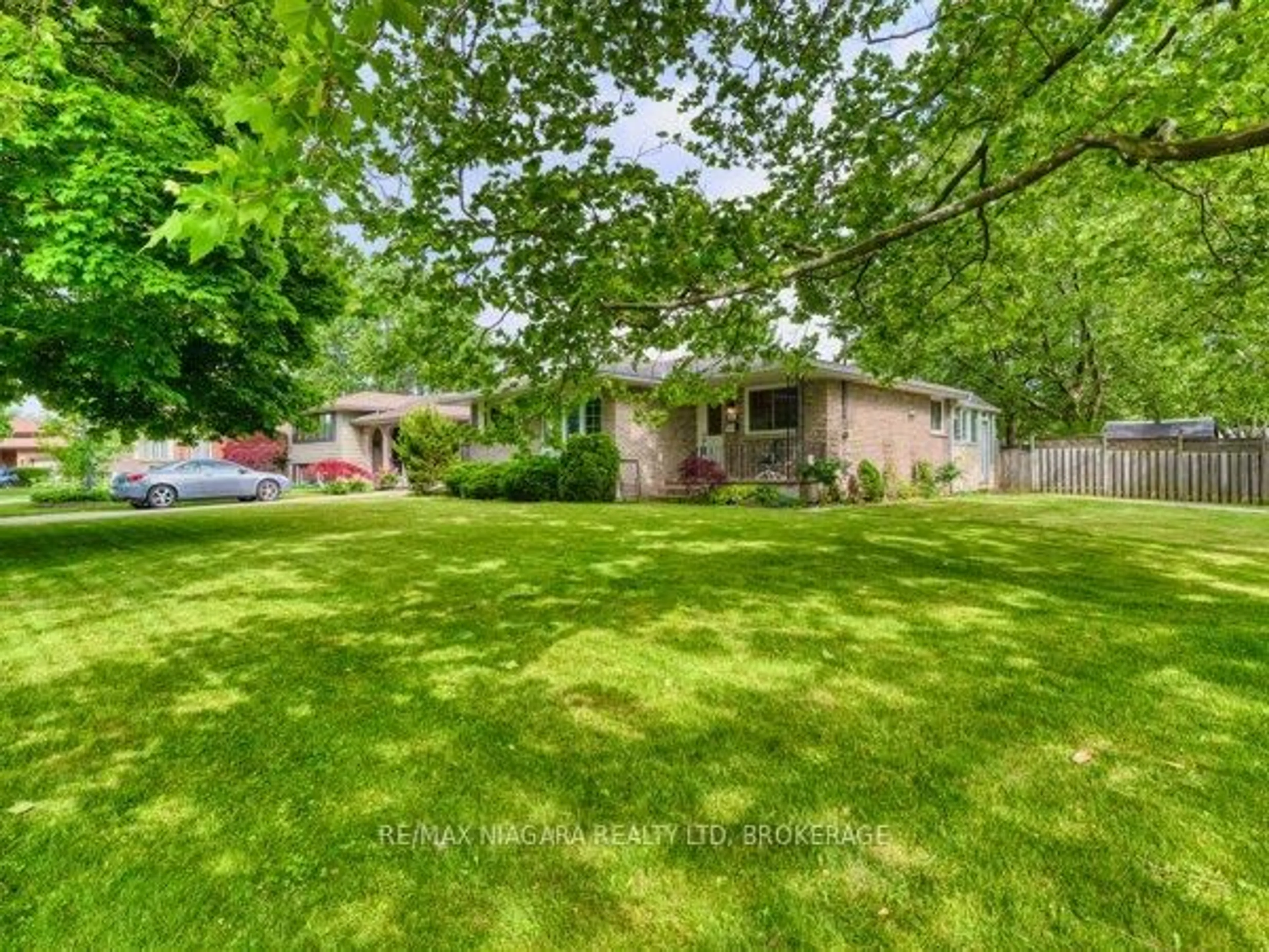 A pic from outside/outdoor area/front of a property/back of a property/a pic from drone, street for 80 Pearce Ave, St. Catharines Ontario L2M 6N5