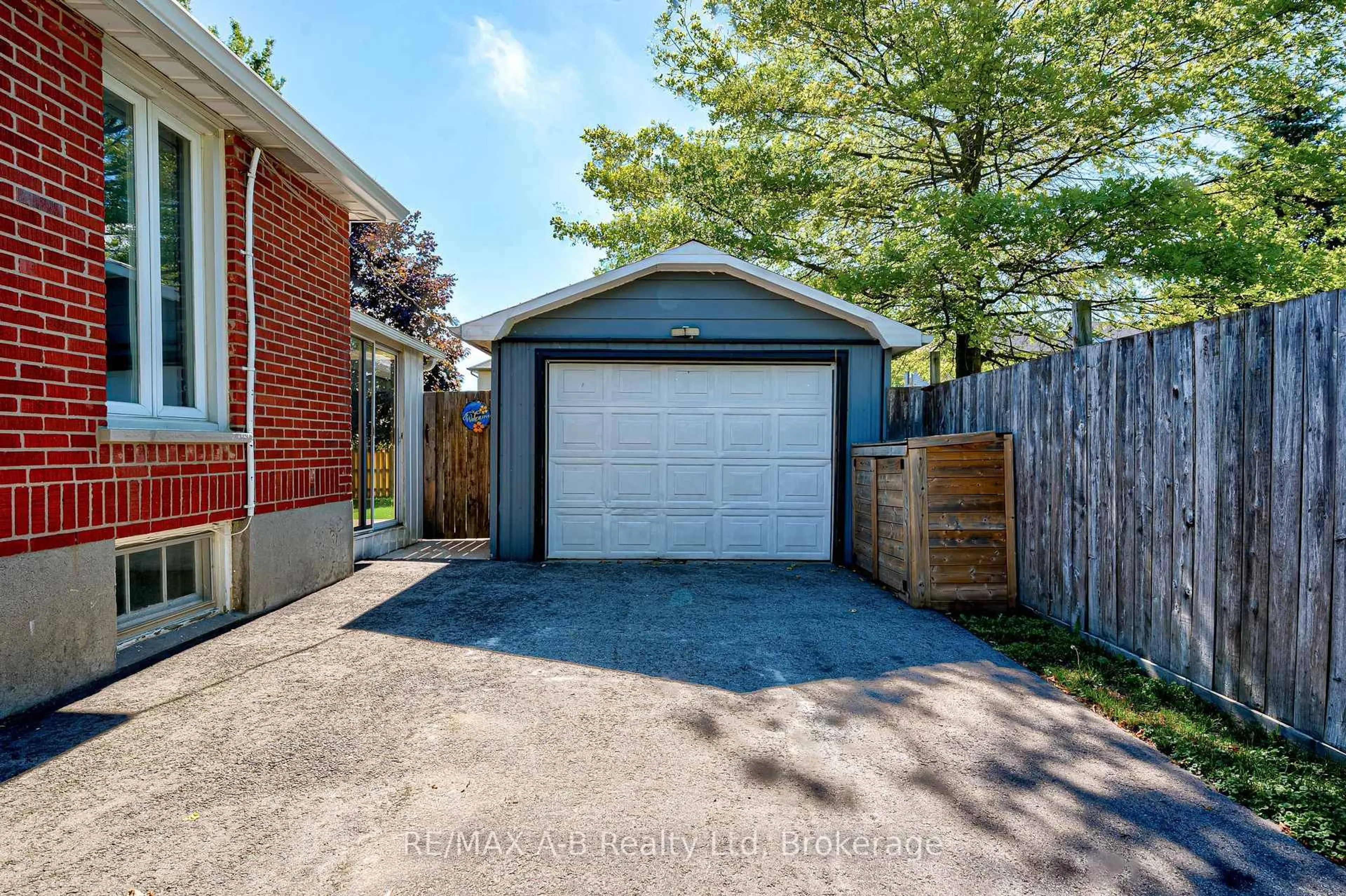 Unknown for 243 King St, Lucan Biddulph Ontario N0M 1V0