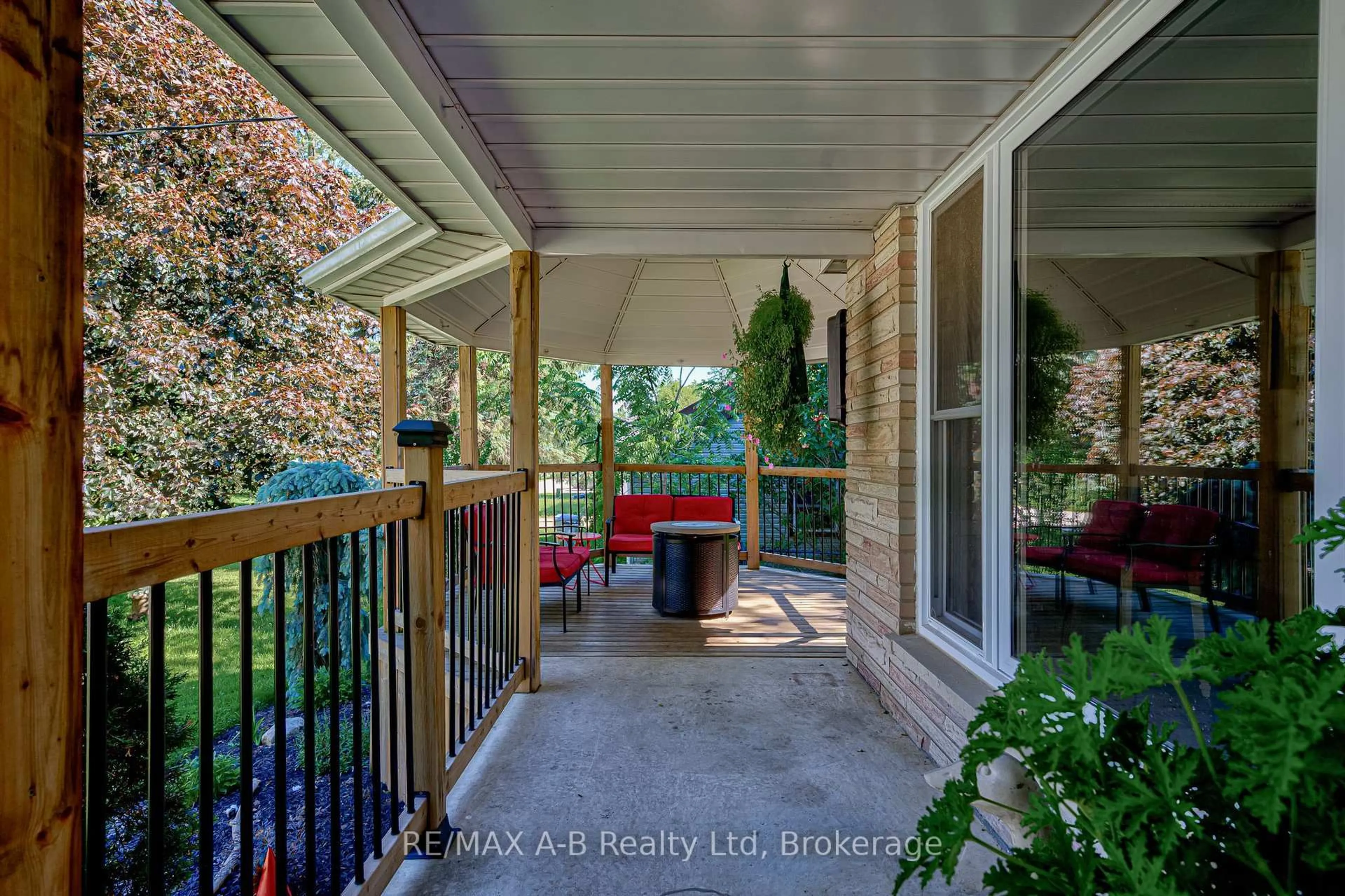 Unknown for 243 King St, Lucan Biddulph Ontario N0M 1V0