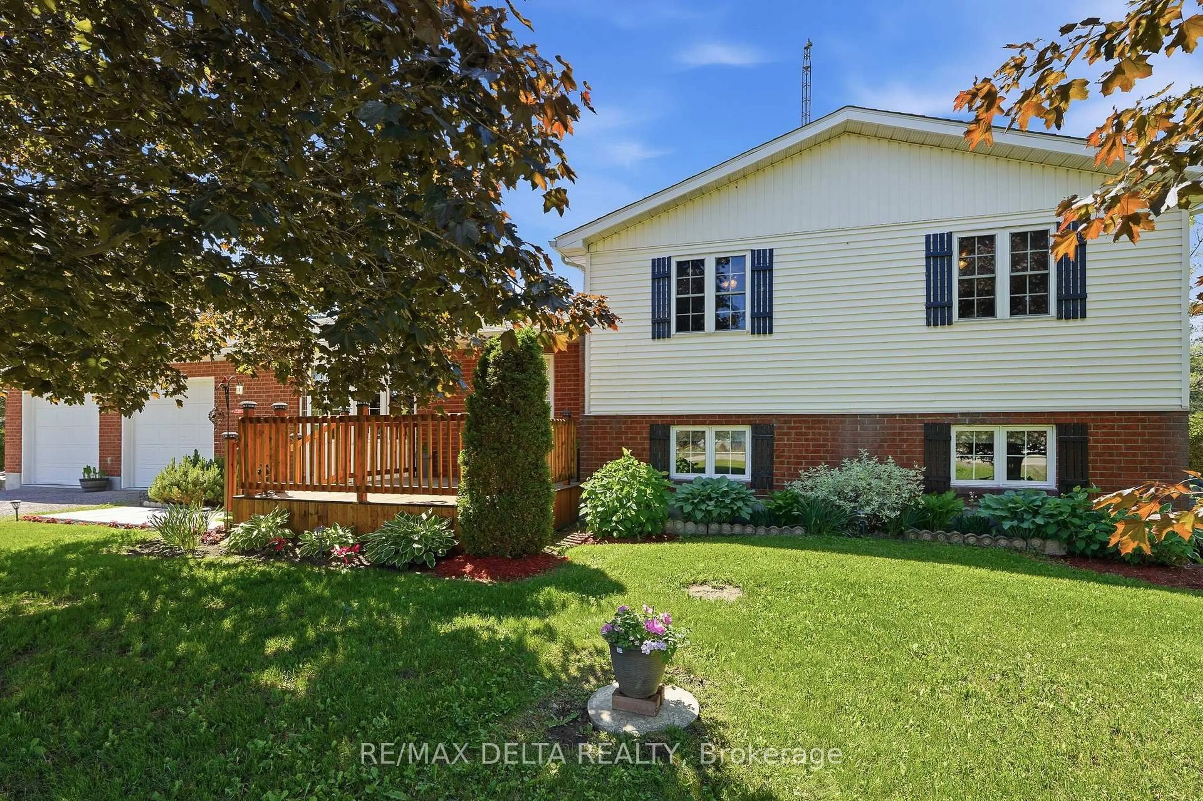 A pic from outside/outdoor area/front of a property/back of a property/a pic from drone, street for 1051 Aberdeen Rd, Champlain Ontario K0B 1R0