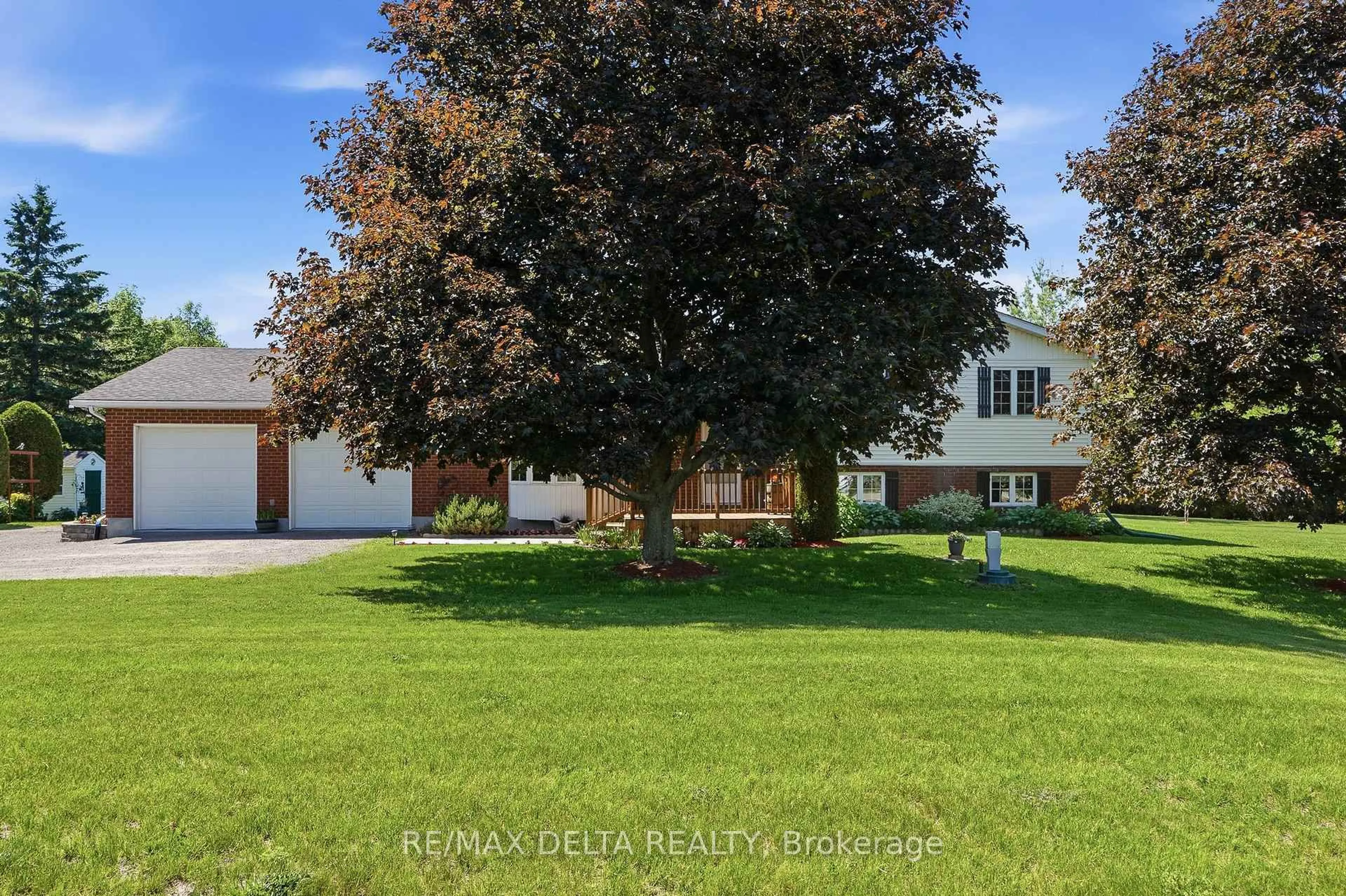 A pic from outside/outdoor area/front of a property/back of a property/a pic from drone, unknown for 1051 Aberdeen Rd, Champlain Ontario K0B 1R0