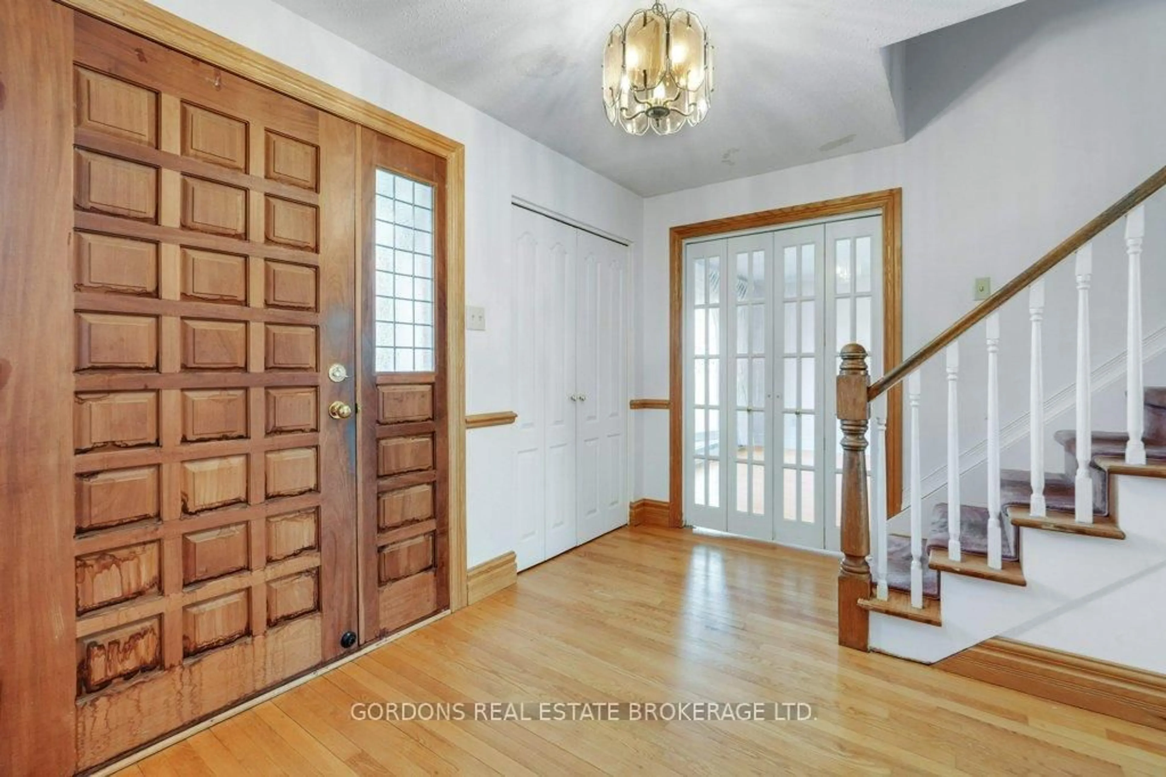 Indoor entryway for 35 Aleutian Rd, Ottawa Ontario K2H 7C7