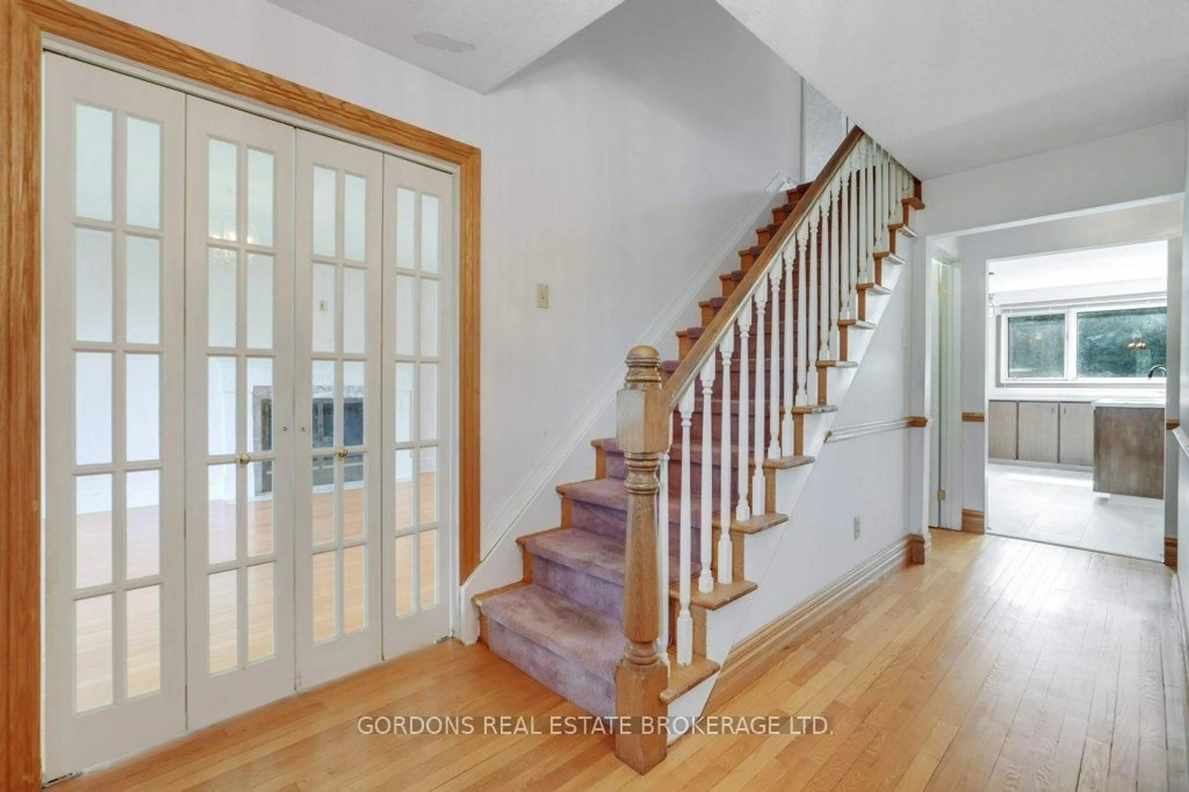 Indoor entryway for 35 Aleutian Rd, Ottawa Ontario K2H 7C7