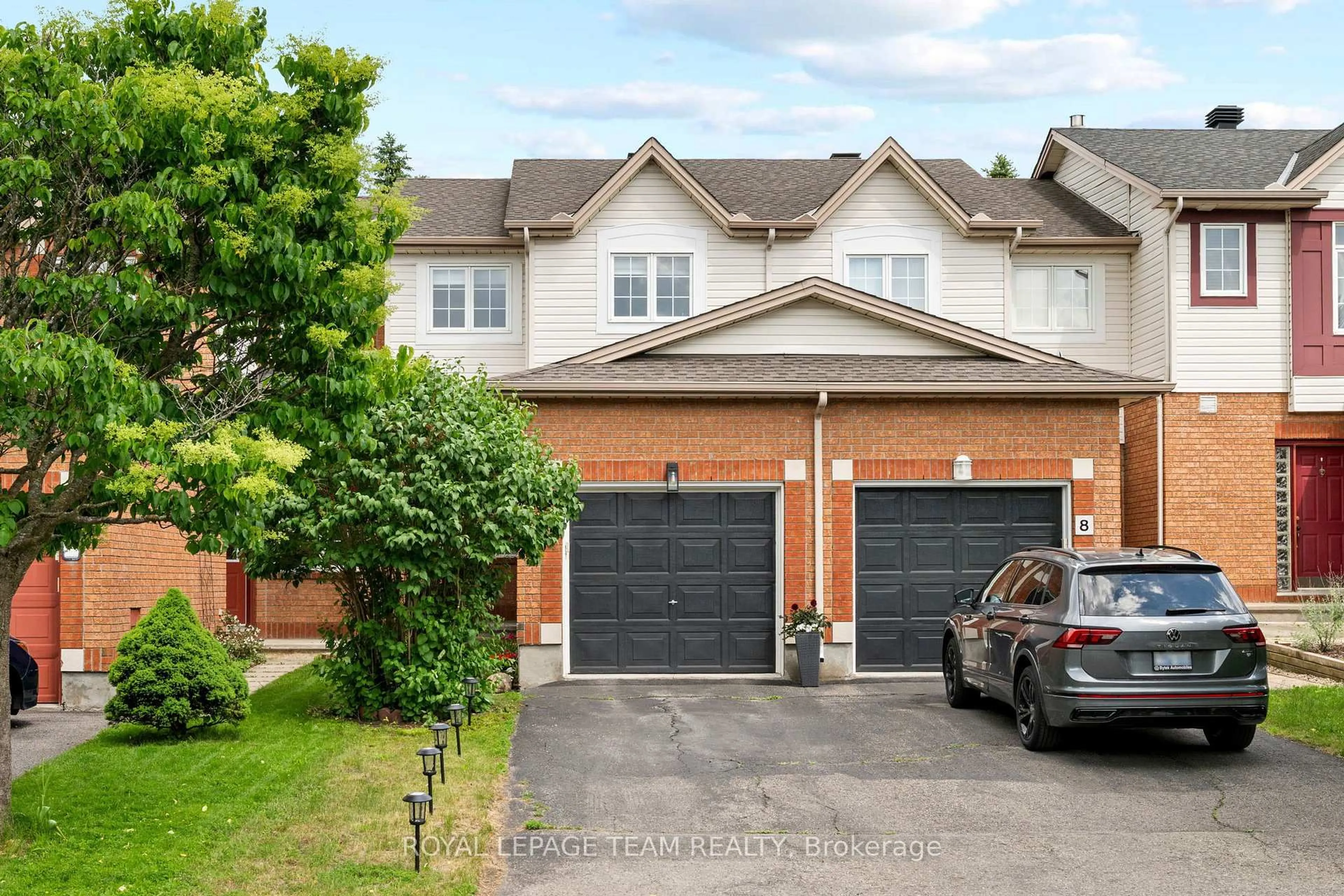 A pic from outside/outdoor area/front of a property/back of a property/a pic from drone, street for 6 Folison St, Ottawa Ontario K1T 3Y3