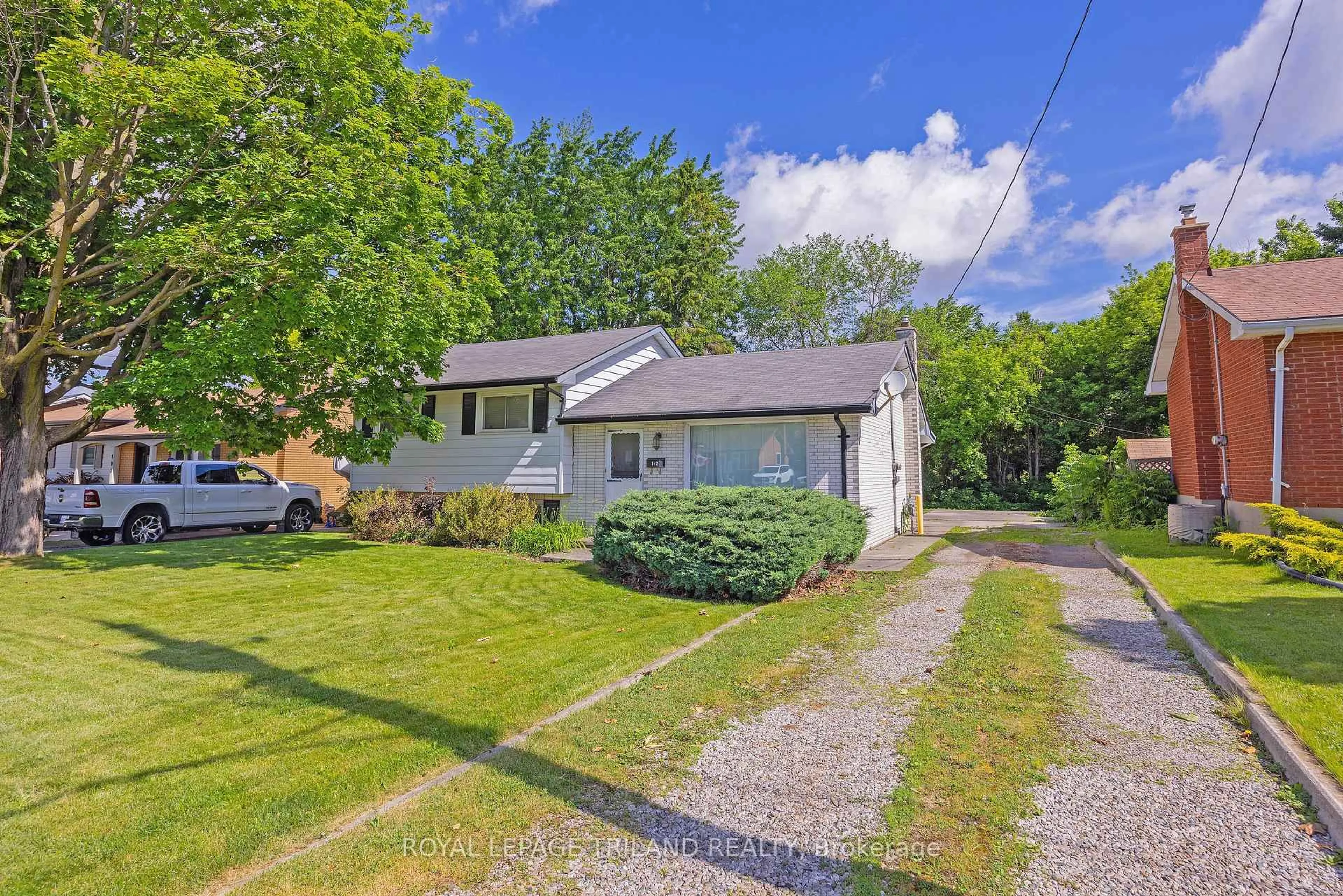 A pic from outside/outdoor area/front of a property/back of a property/a pic from drone, street for 192 Myrtle St, St. Thomas Ontario N5R 2G9