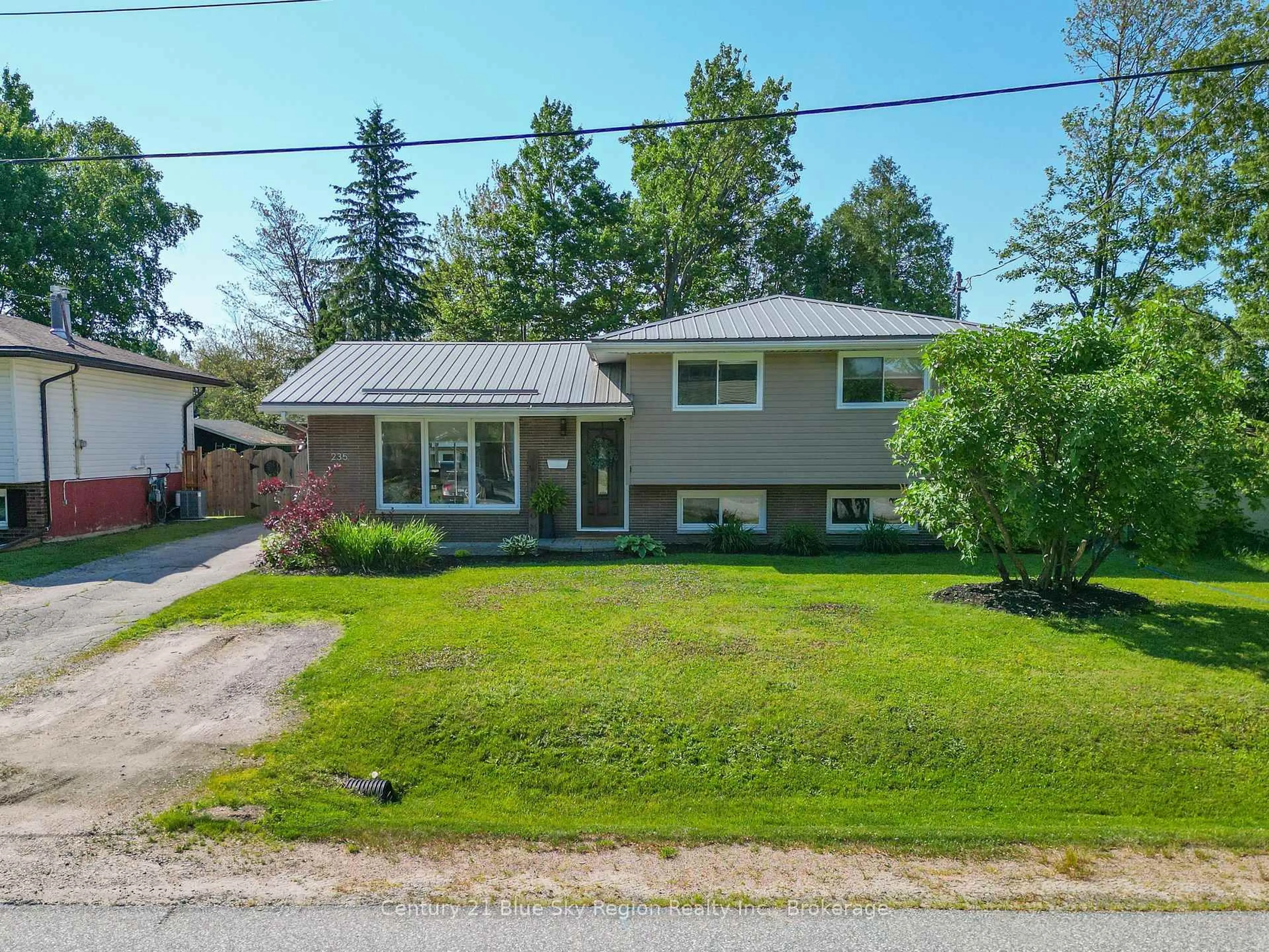 A pic from outside/outdoor area/front of a property/back of a property/a pic from drone, street for 235 Orange Cres, North Bay Ontario P1A 3B1