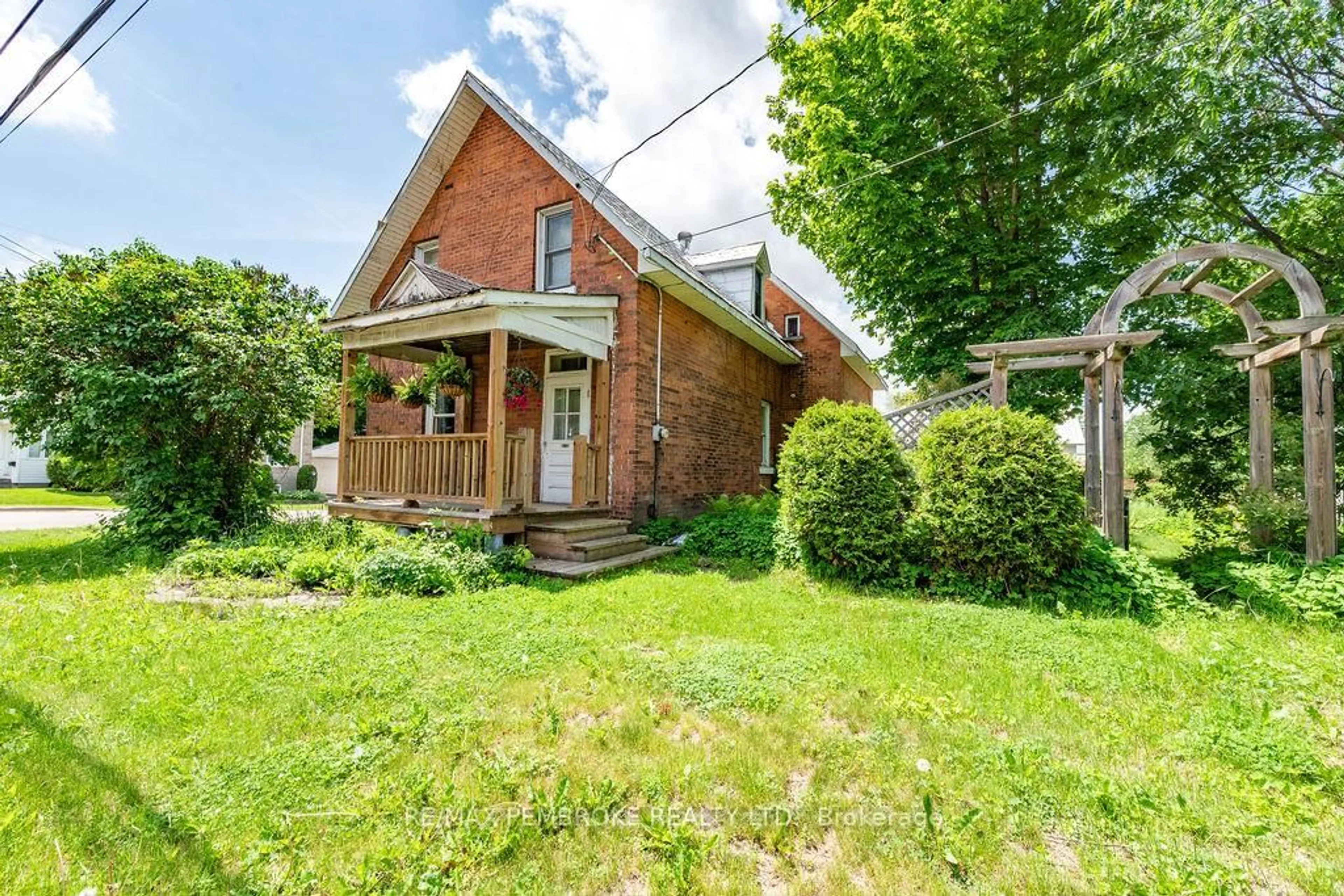 Home with brick exterior material, street for 558 Mackay St, Pembroke Ontario K8A 1E6