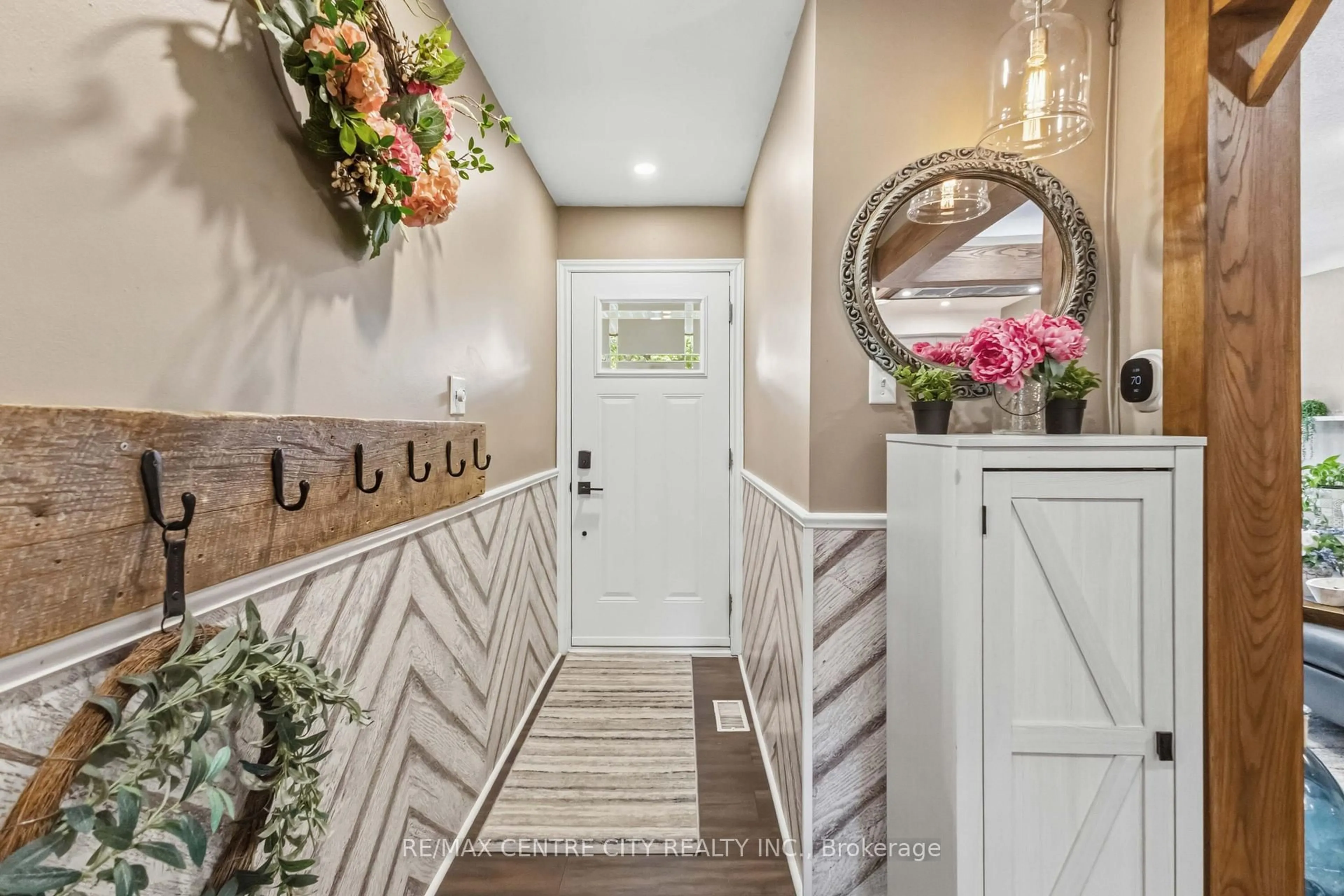 Indoor entryway for 70 Brentwood Cres, London North Ontario N6G 1X2