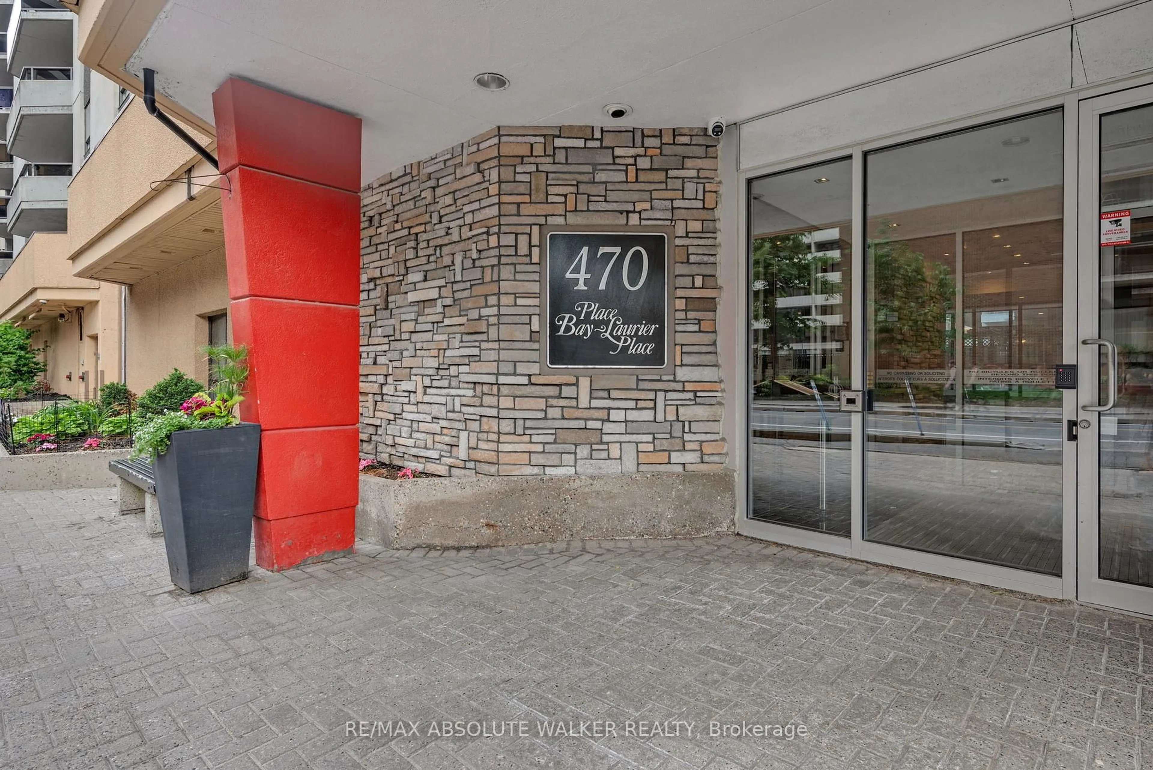 Indoor foyer for 470 Laurier Ave #201, Ottawa Ontario K1R 7W9