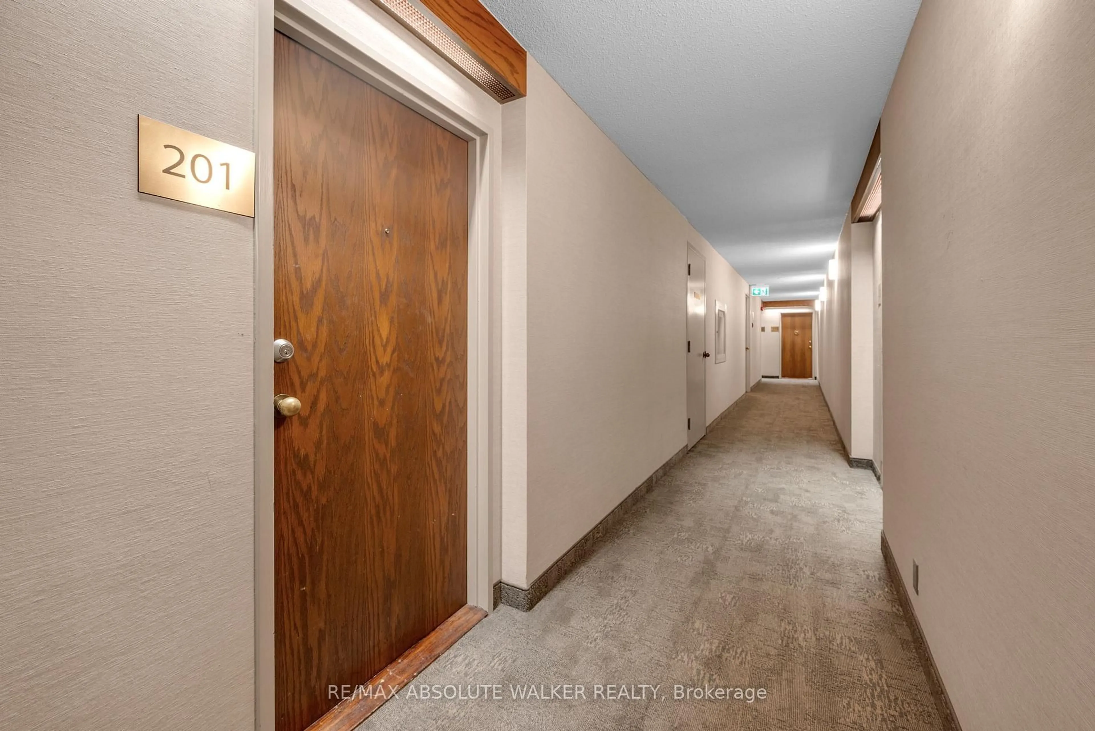 Indoor foyer for 470 Laurier Ave #201, Ottawa Ontario K1R 7W9