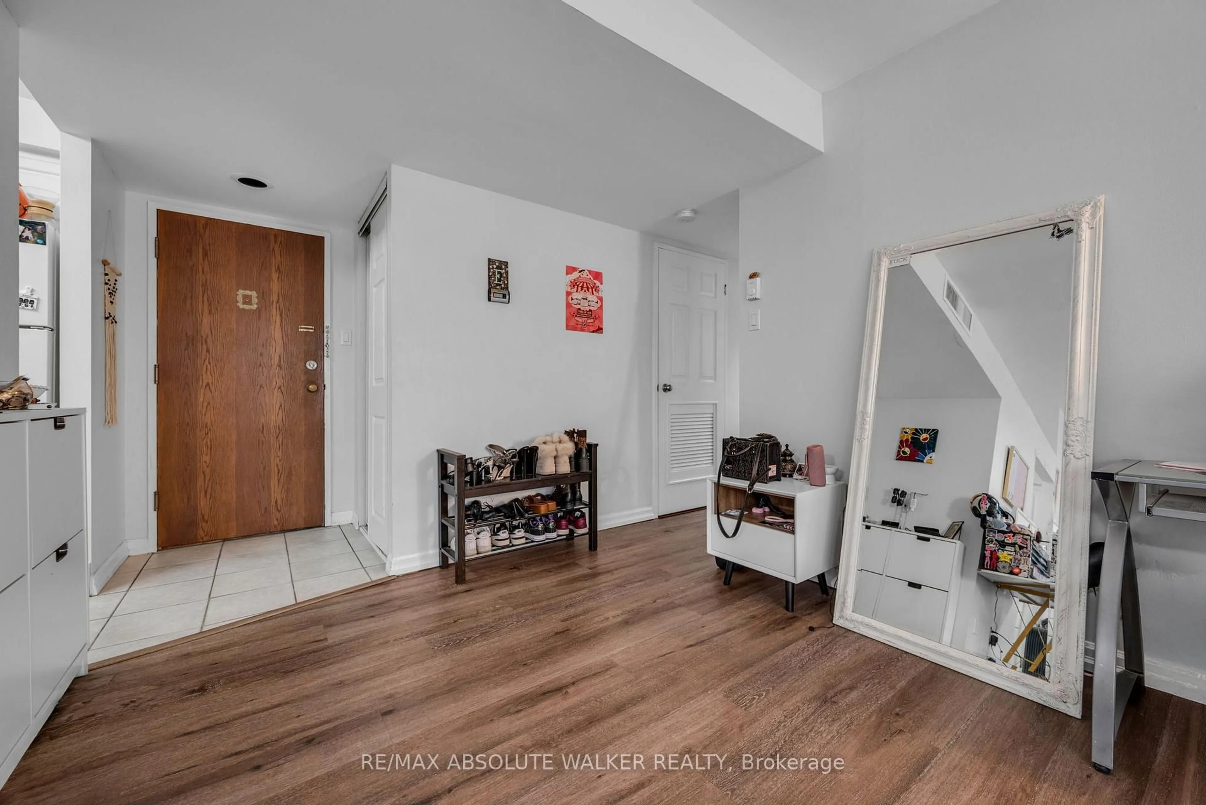 Indoor foyer for 470 Laurier Ave #201, Ottawa Ontario K1R 7W9