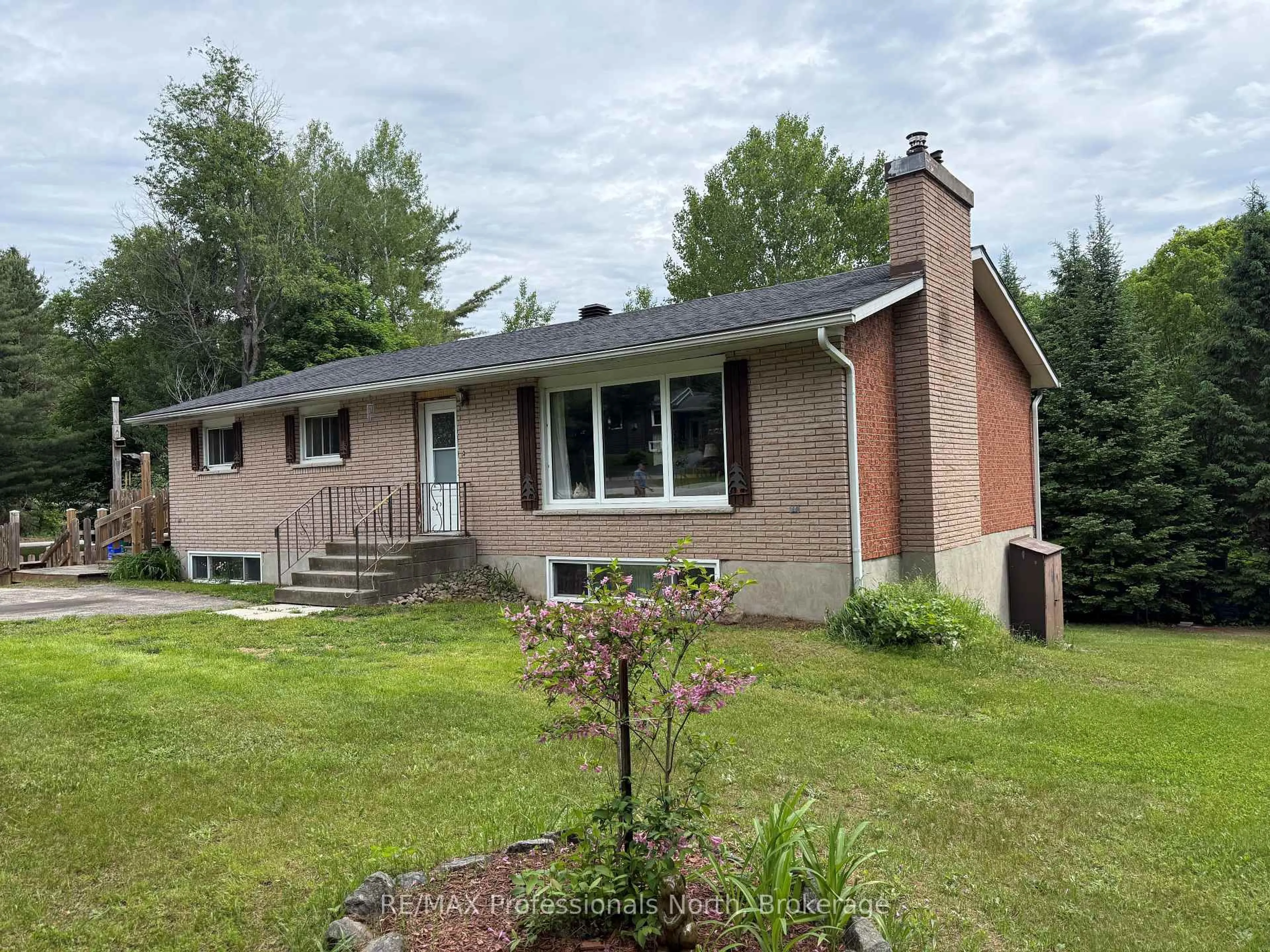 Unknown for 37 Spruce Dr, Huntsville Ontario P0B 1L0