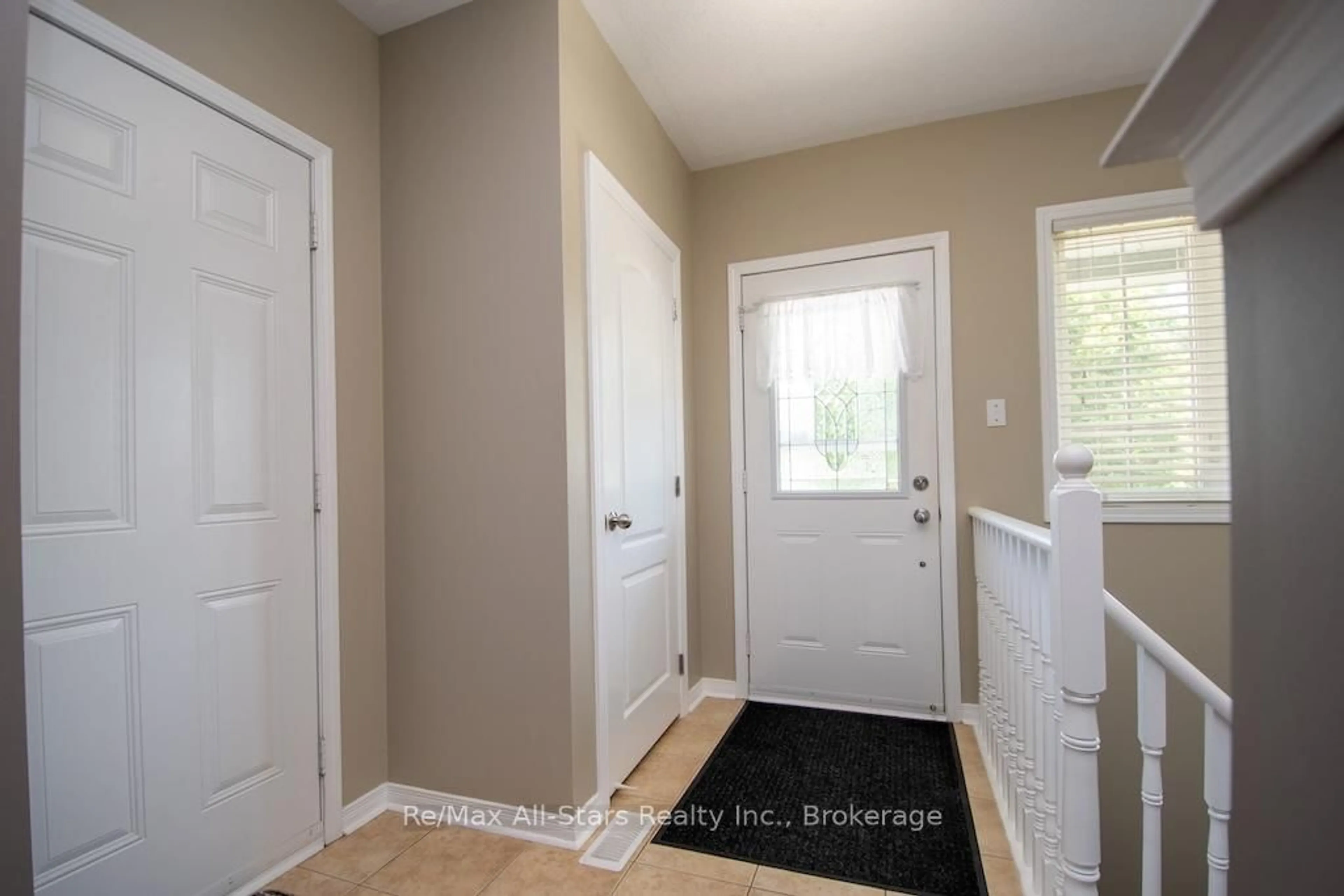 Indoor entryway for 72 Cook St, Kawartha Lakes Ontario K9V 0C7