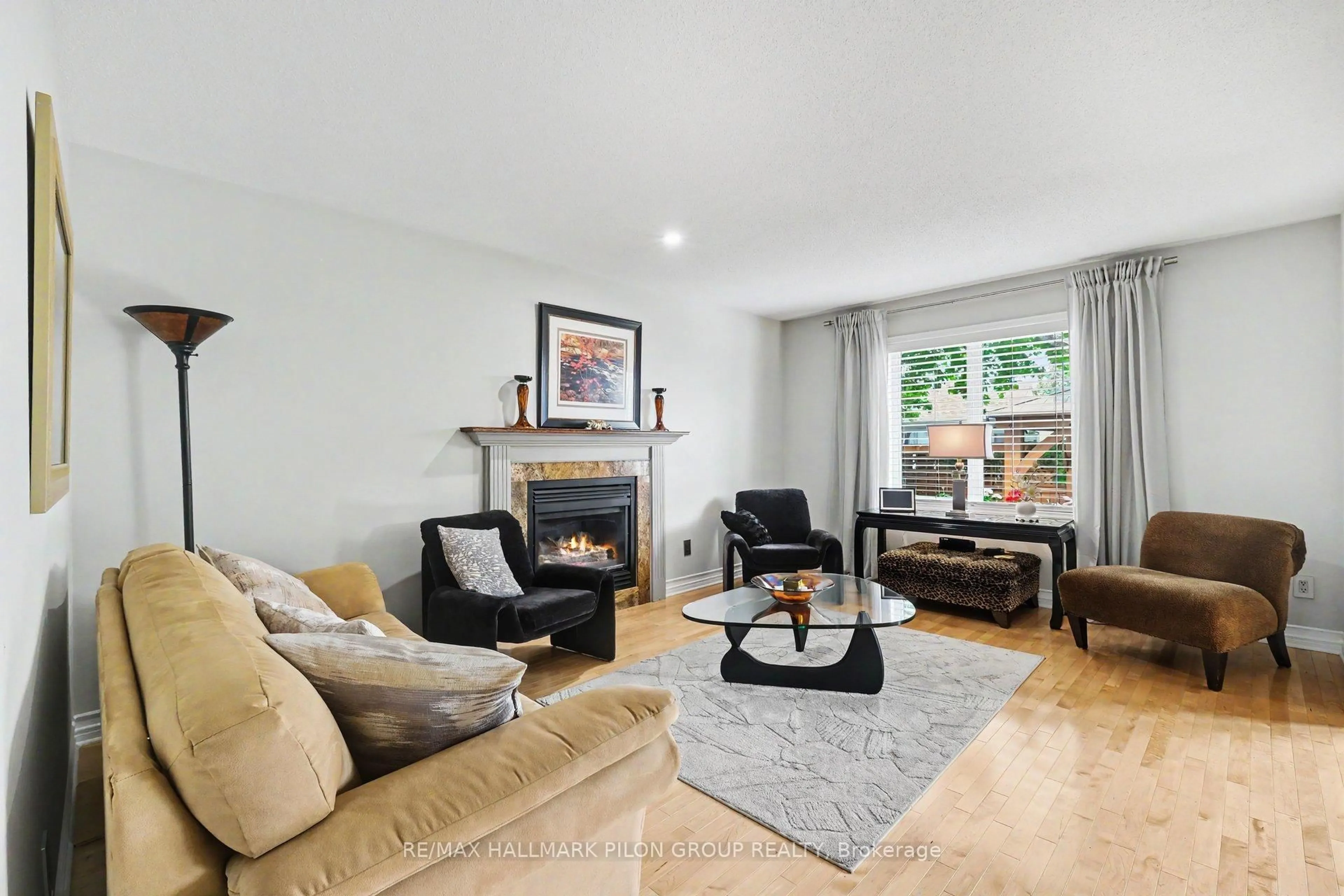 Living room with furniture, unknown for 1466 Shawinigan St, Ottawa Ontario K4A 2M8
