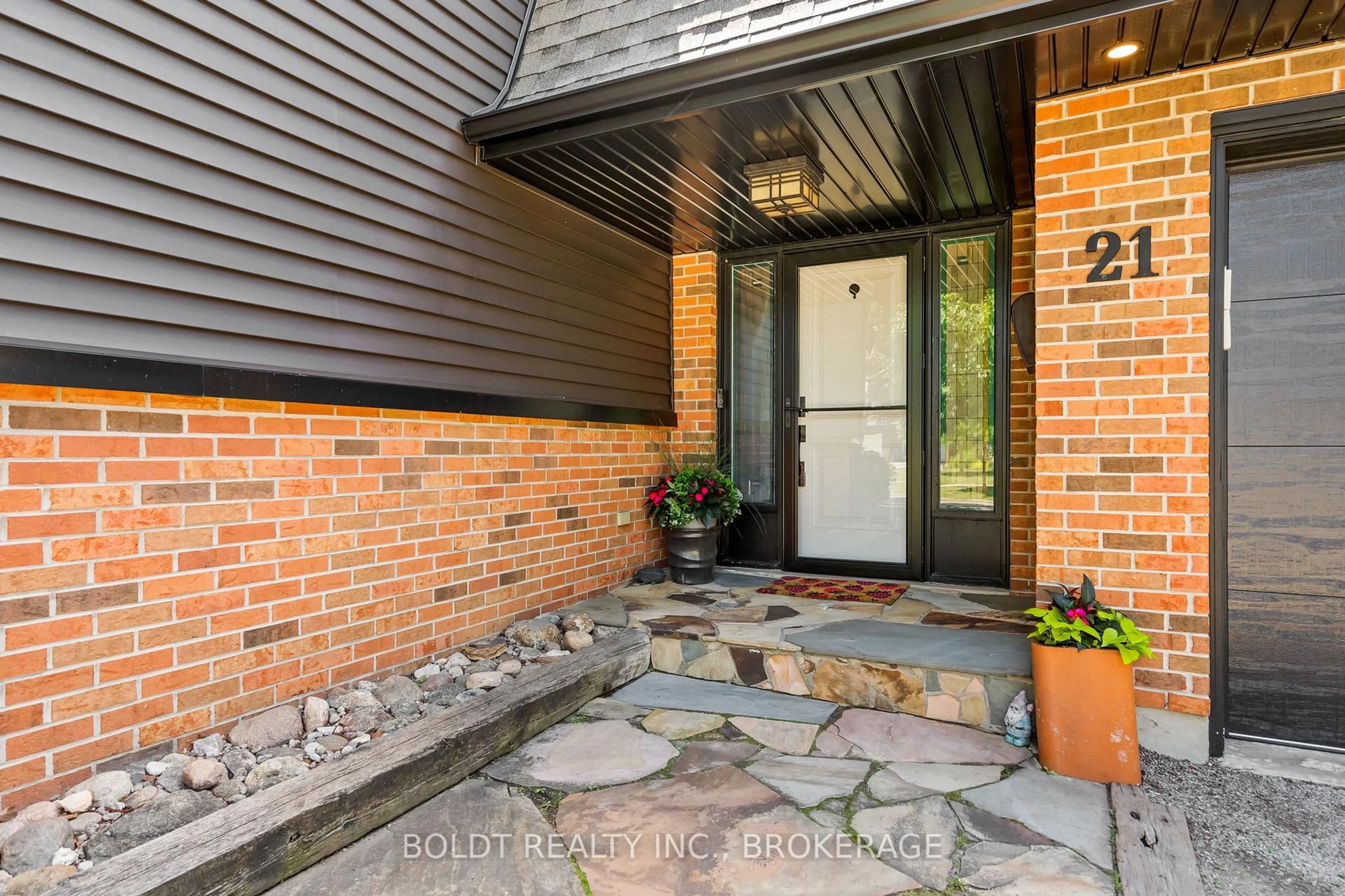 Indoor entryway for 21 Shoreline Dr, St. Catharines Ontario L2N 3V9