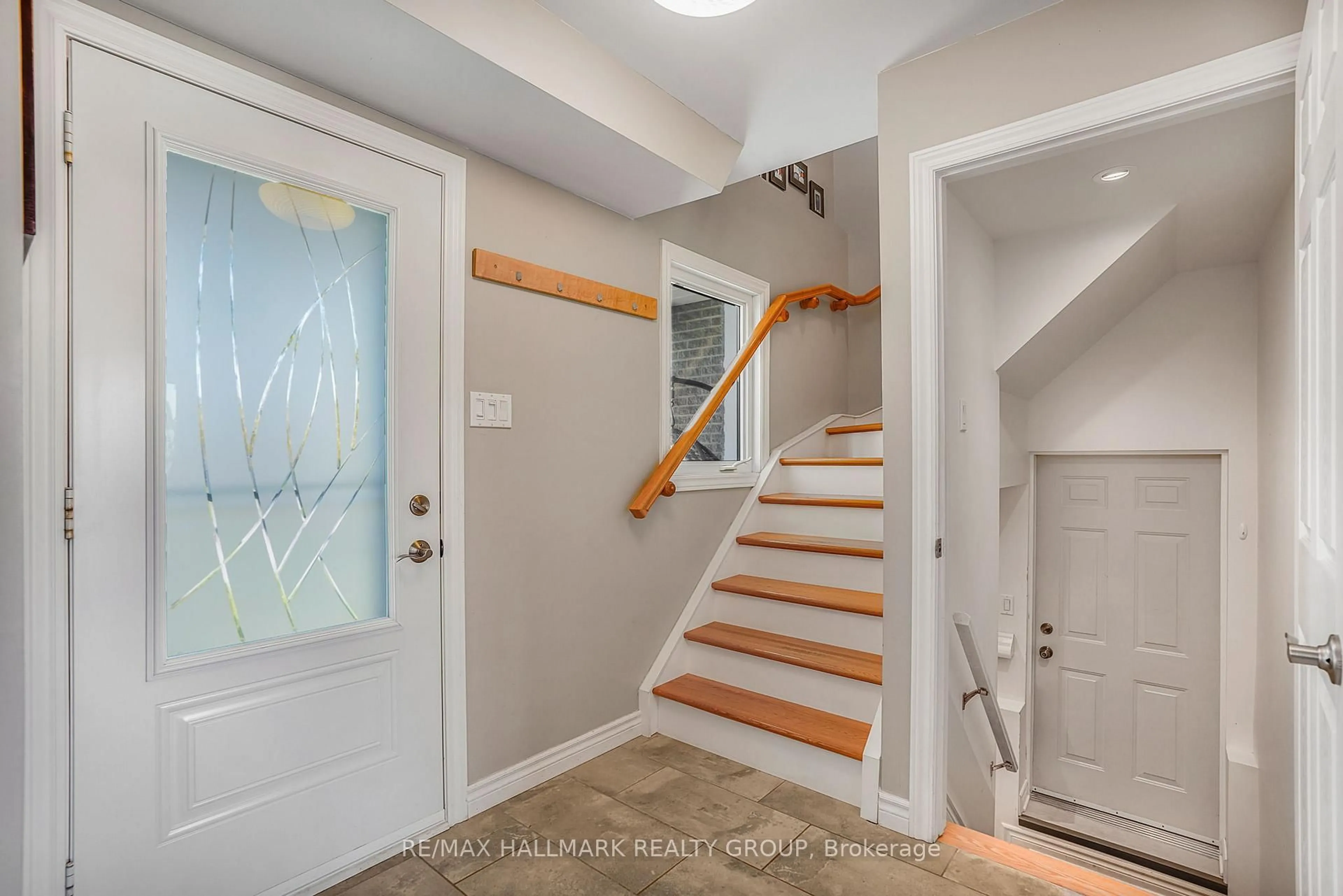 Indoor entryway for 2659 Liliane St, Clarence-Rockland Ontario K4K 1M2