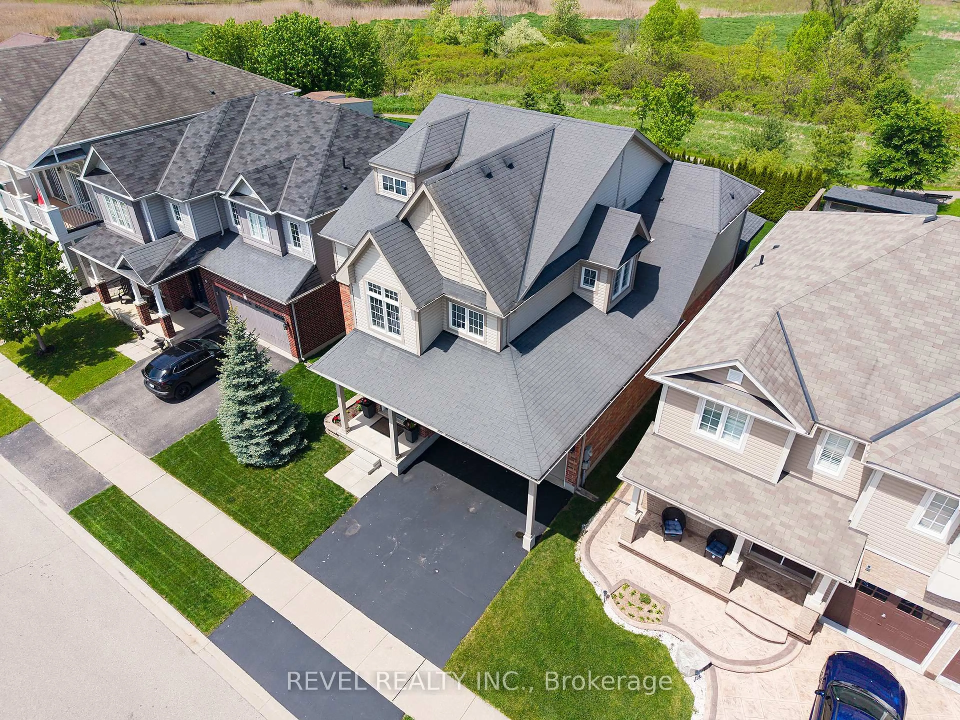 A pic from outside/outdoor area/front of a property/back of a property/a pic from drone, street for 10 Bisset Ave, Brantford Ontario N3T 0H2