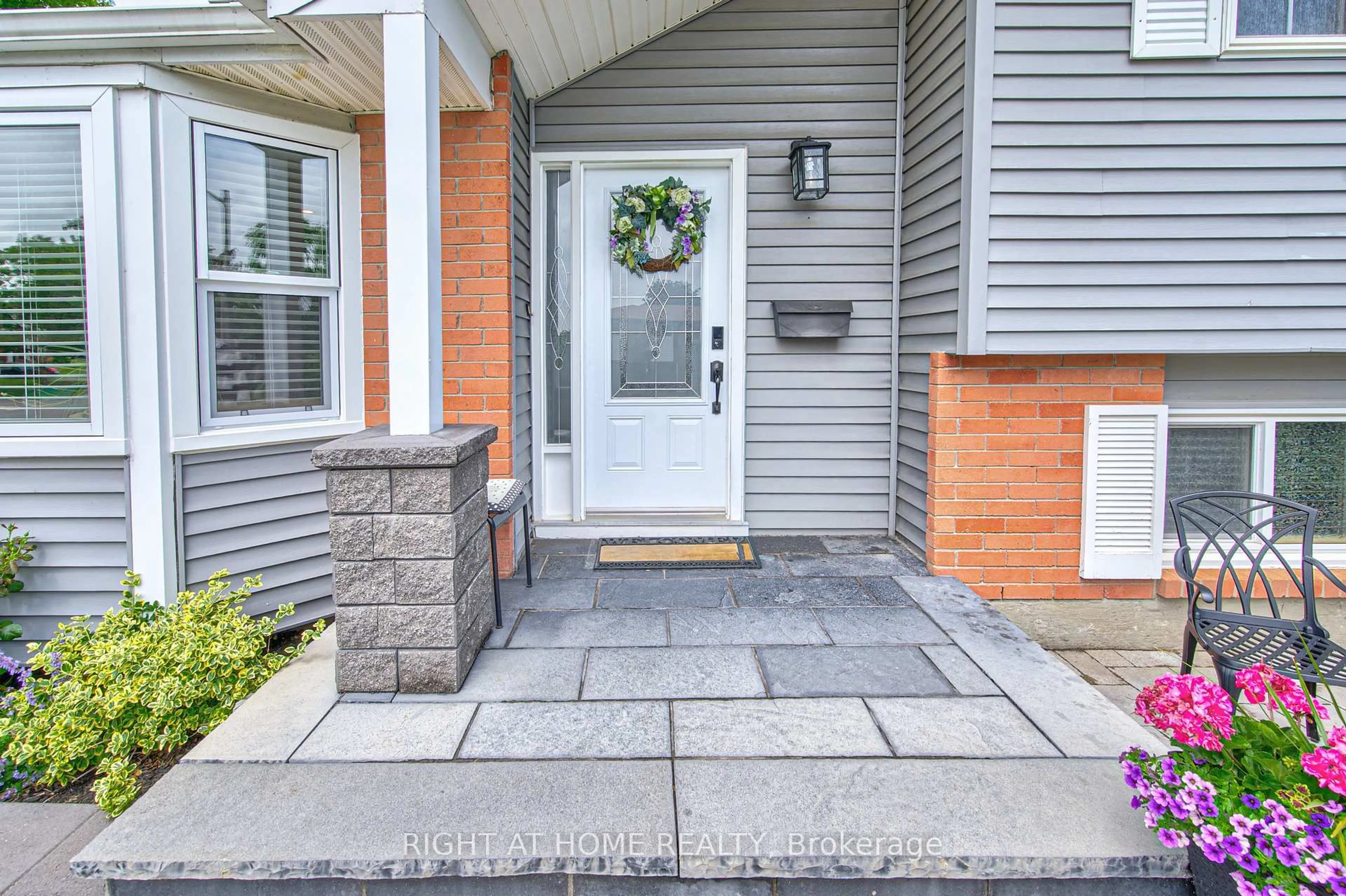 Indoor entryway for 399 Grand River Blvd, Kitchener Ontario N2A 3J2