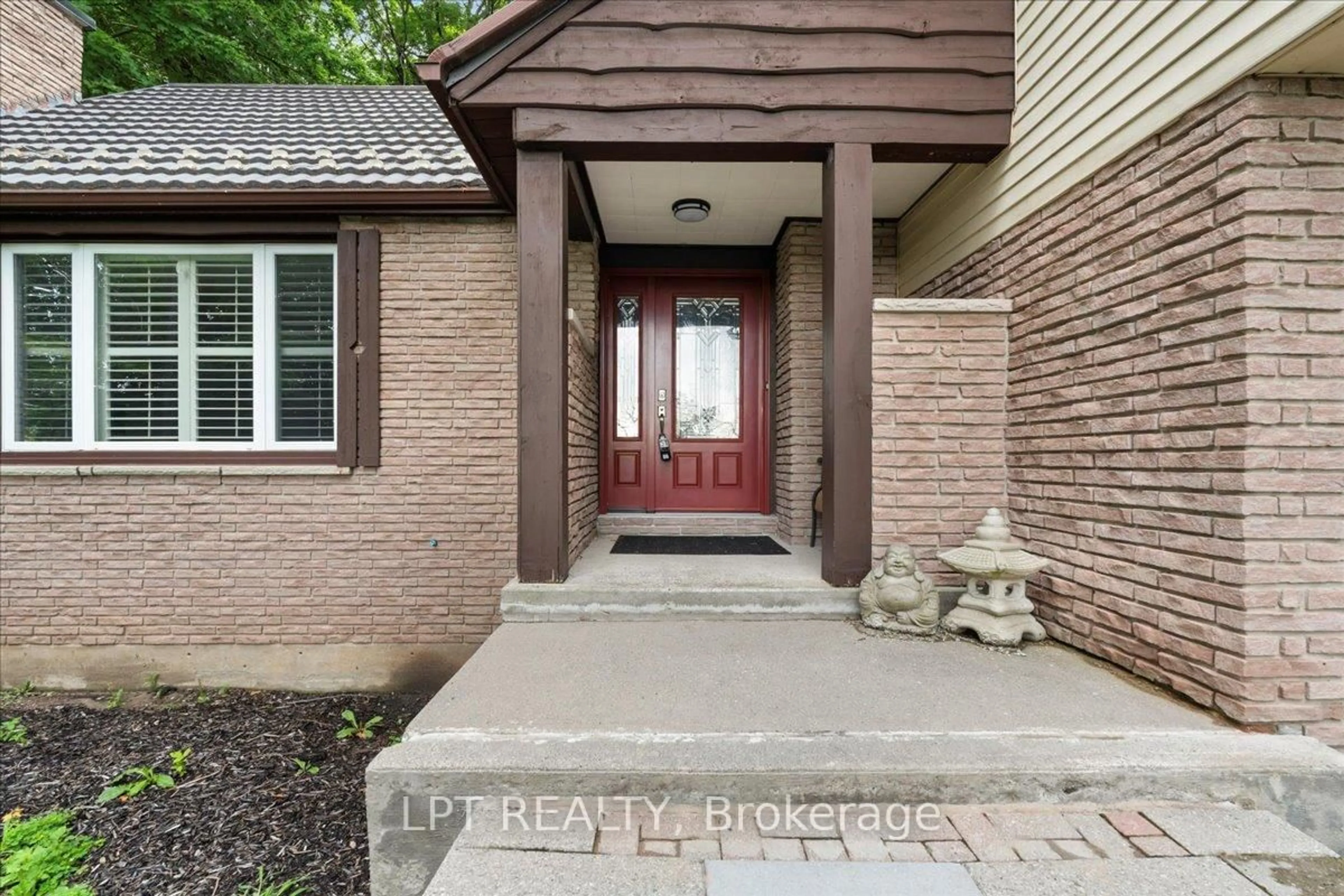 Indoor entryway for 1432 Wallbridge Loyalist Rd, Belleville Ontario K8N 4Z5