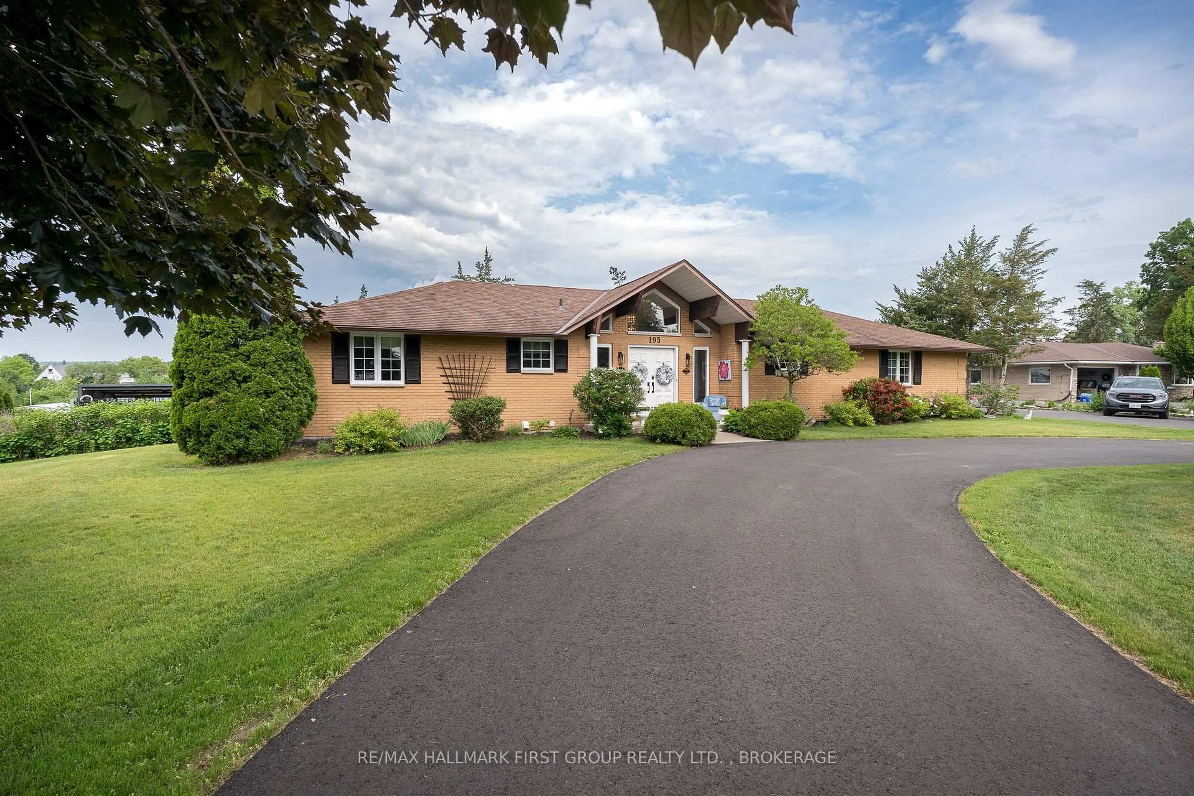 A pic from outside/outdoor area/front of a property/back of a property/a pic from drone, street for 195 Riverside Pkwy, Hastings Ontario K0K 2C0