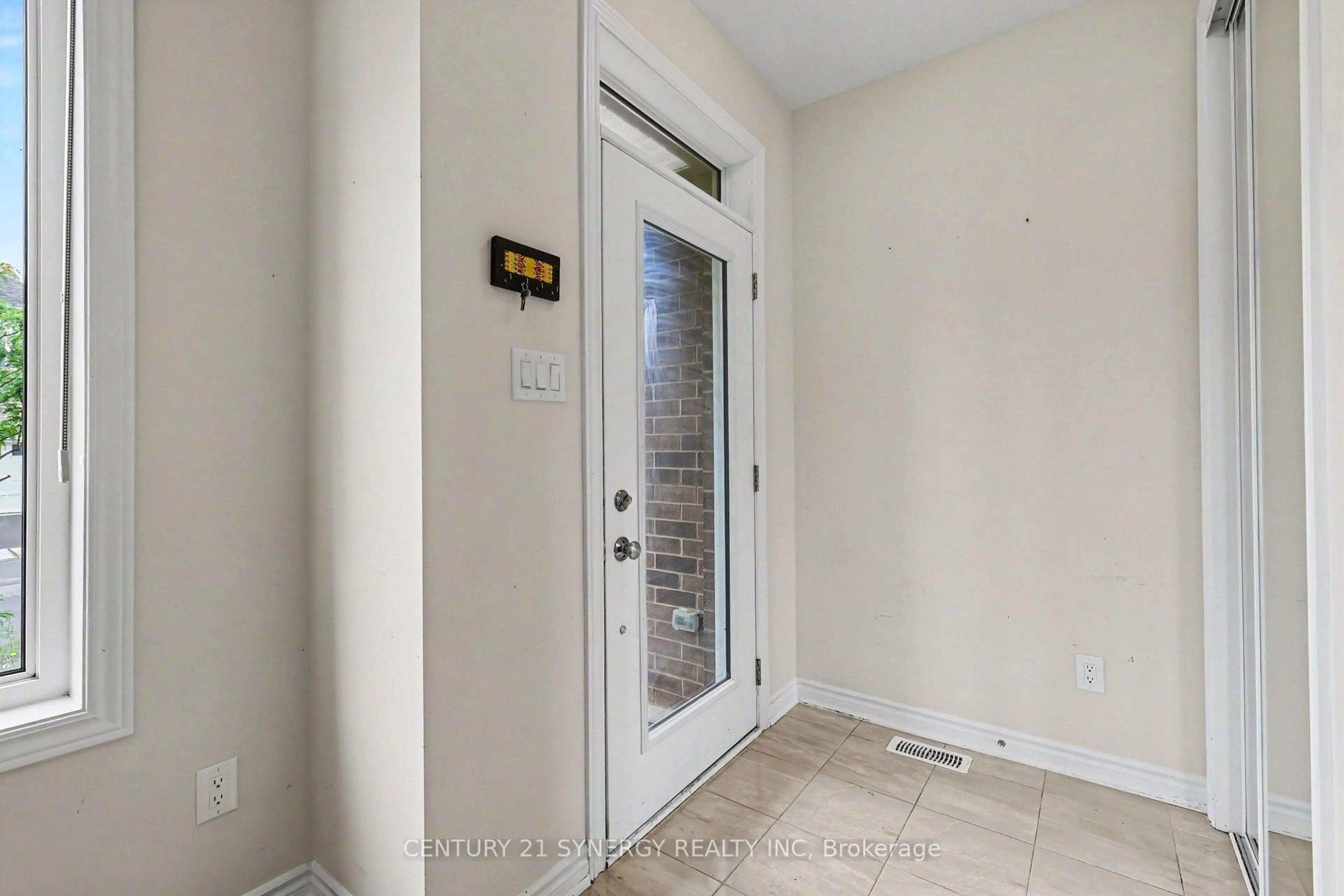 Indoor entryway for 1852 Haiku St, Ottawa Ontario K2J 6W6