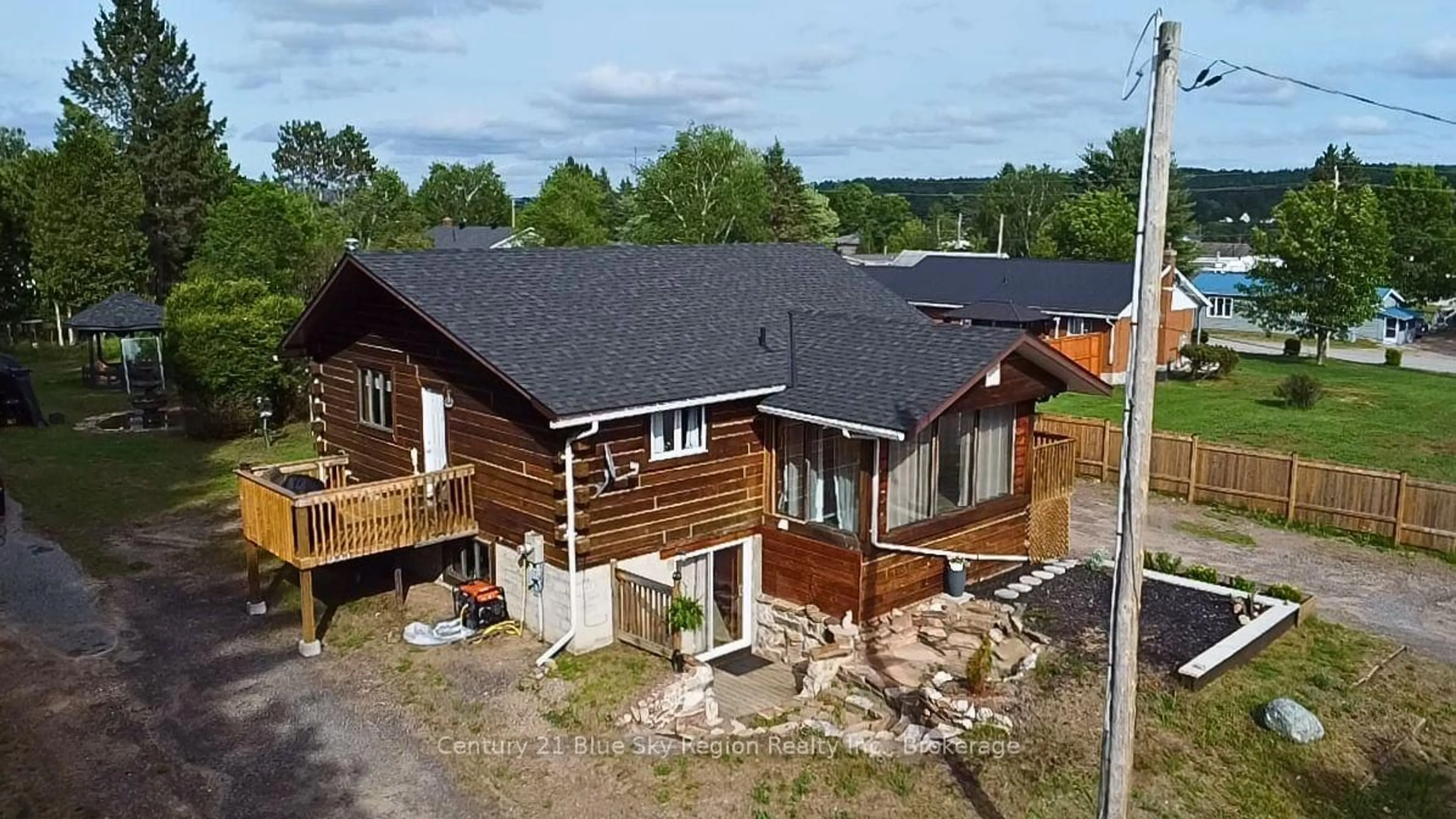 A pic from outside/outdoor area/front of a property/back of a property/a pic from drone, building for 331 Tenth St, Mattawa Ontario P0H 1V0