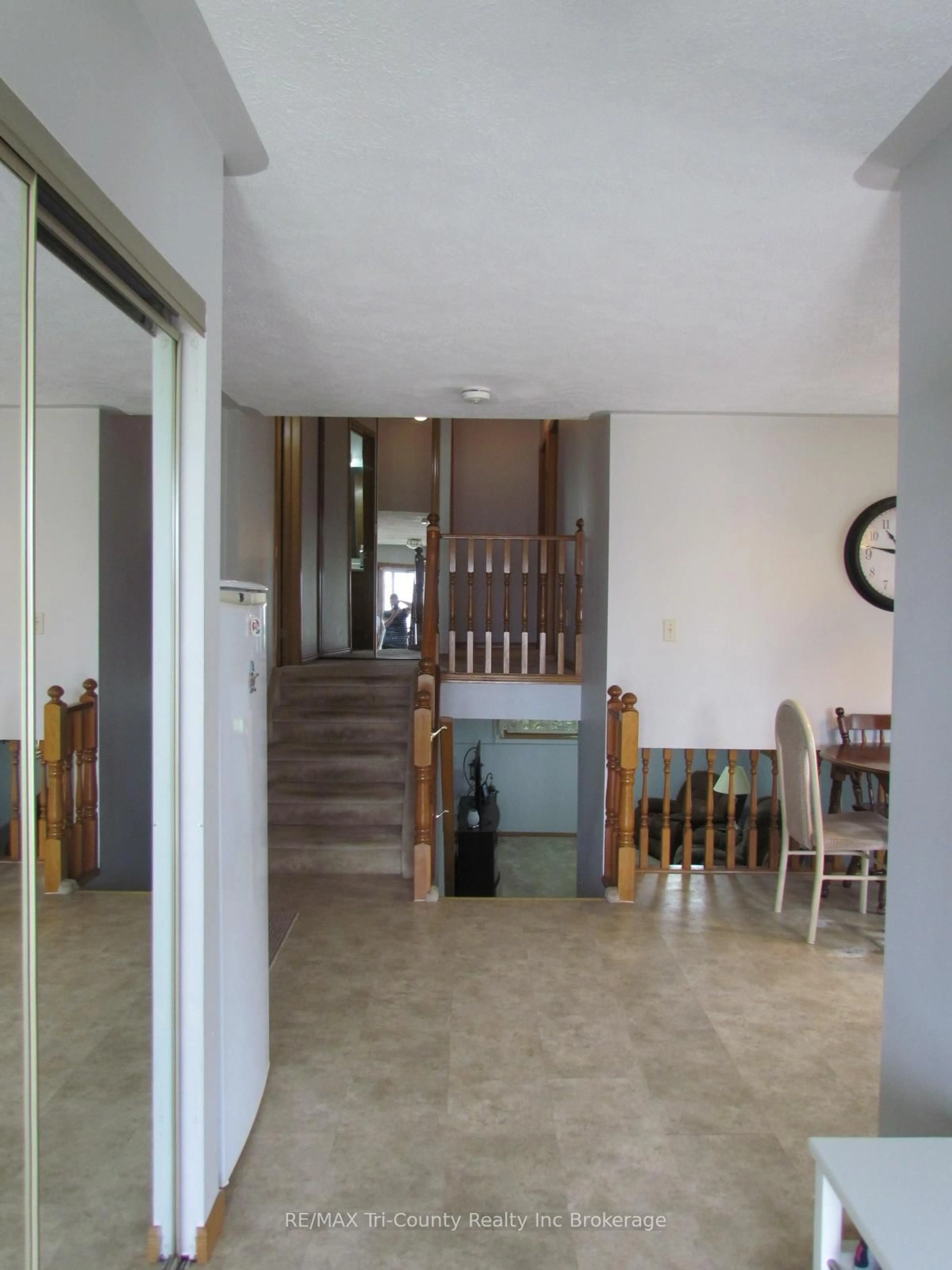Indoor foyer for 29 Beckett Blvd, Tillsonburg Ontario N4G 5N1