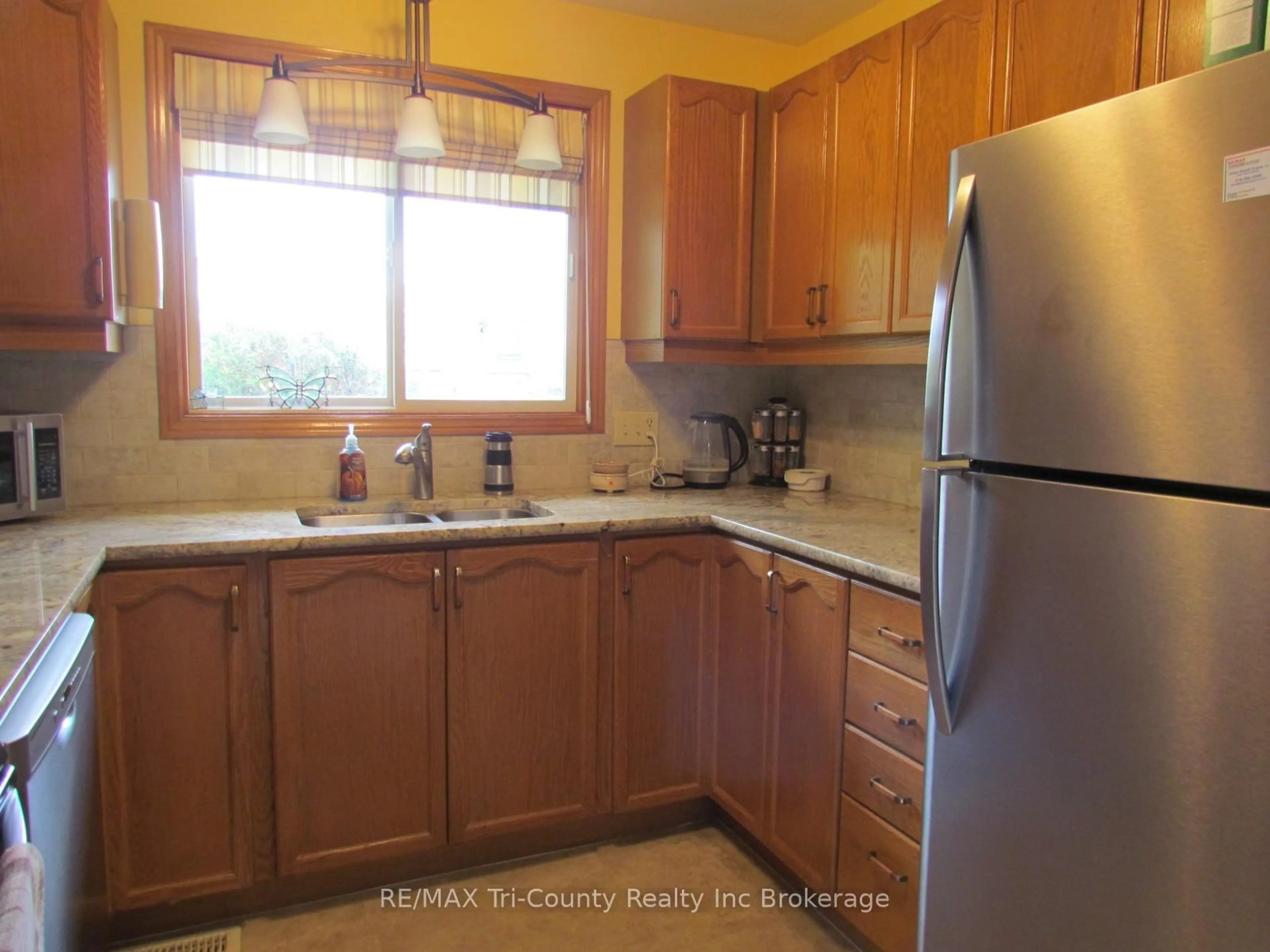 Standard kitchen, ceramic/tile floor for 29 Beckett Blvd, Tillsonburg Ontario N4G 5N1