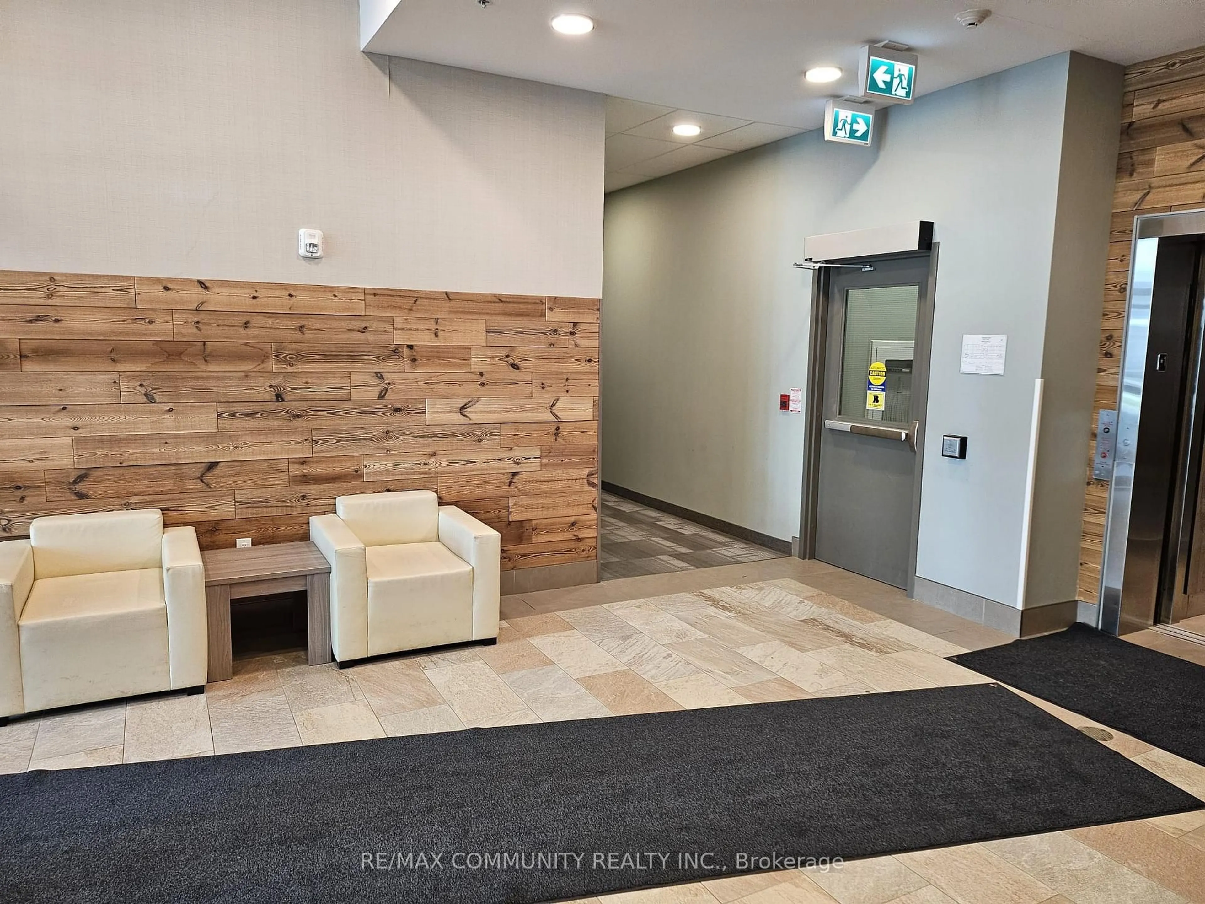 Indoor foyer for 257 Hemlock St, Waterloo Ontario N2L 0K2